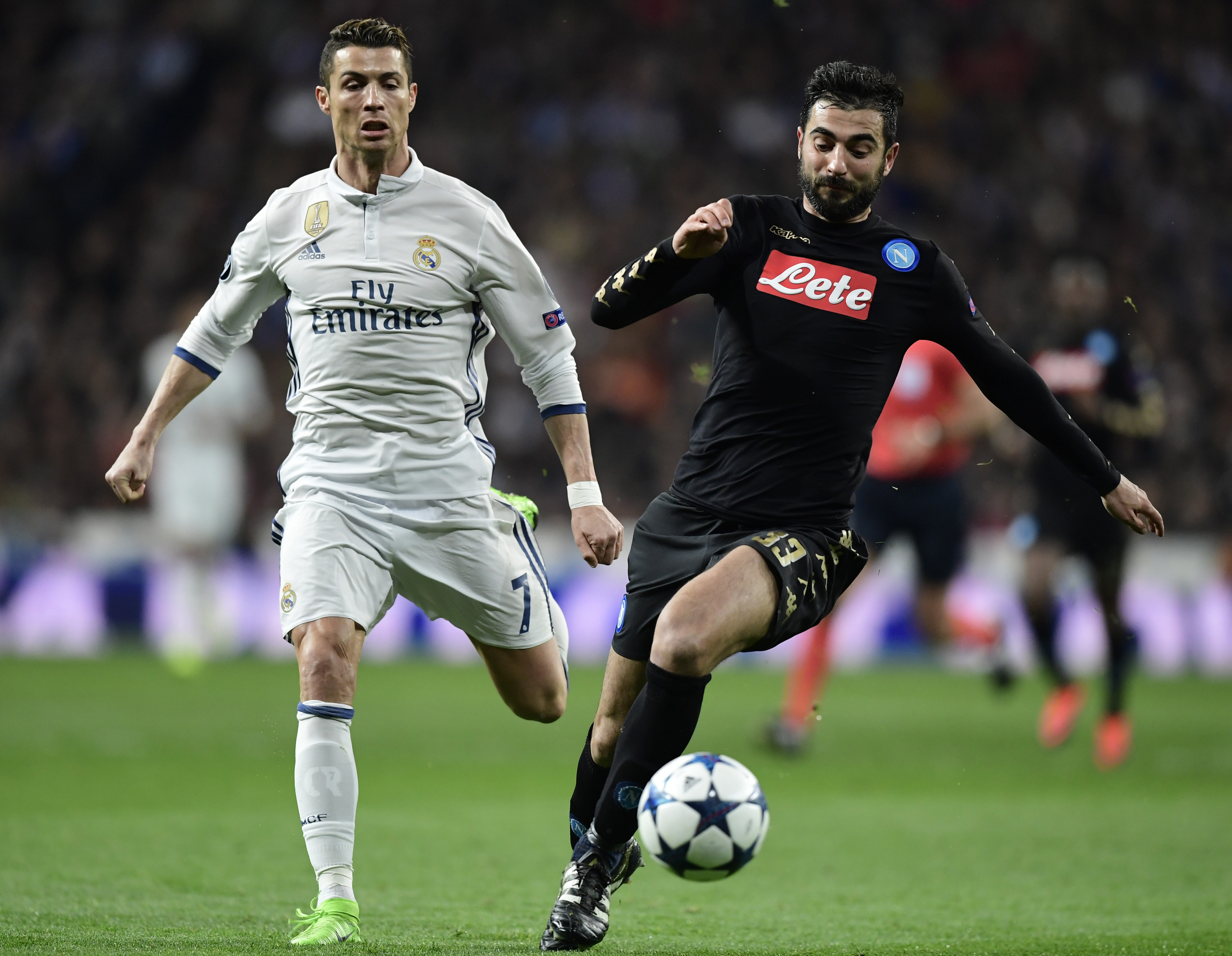 Real Madrid's Portuguese forward Cristiano Ronaldo (L) vies with Napoli's defender from Spain Raul Albiol during the UEFA Champions League round of 16 first leg football match Real Madrid CF vs SSC Napoli at the Santiago Bernabeu stadium in Madrid on February 15, 2017. / AFP / JAVIER SORIANO        (Photo credit should read JAVIER SORIANO/AFP/Getty Images)