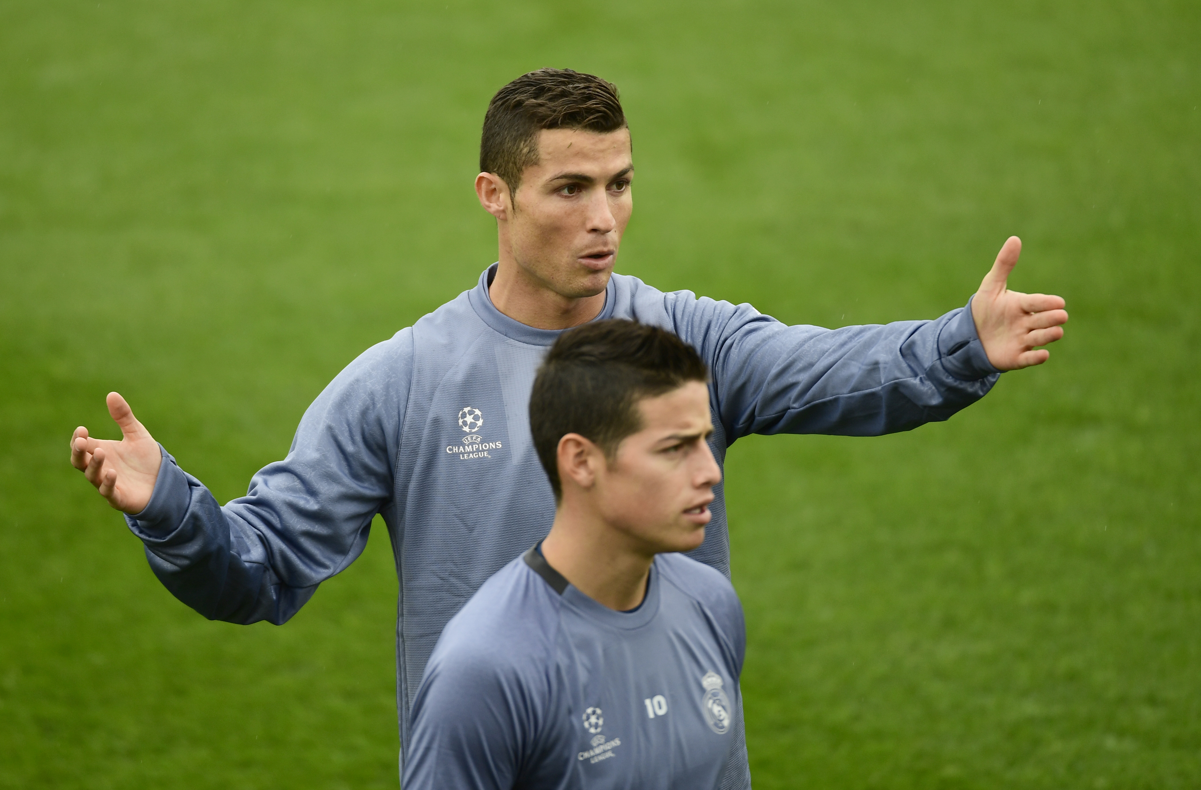 Real Madrid's Portuguese forward Cristiano Ronaldo (back) gestures in presence of Real Madrid's Colombian midfielder James Rodriguez during a training session at Valdebebas Sport City in Madrid on October 17, 2016 on the eve of their Champions League football match against Legia Warszawa. / AFP / PIERRE-PHILIPPE MARCOU        (Photo credit should read PIERRE-PHILIPPE MARCOU/AFP/Getty Images)