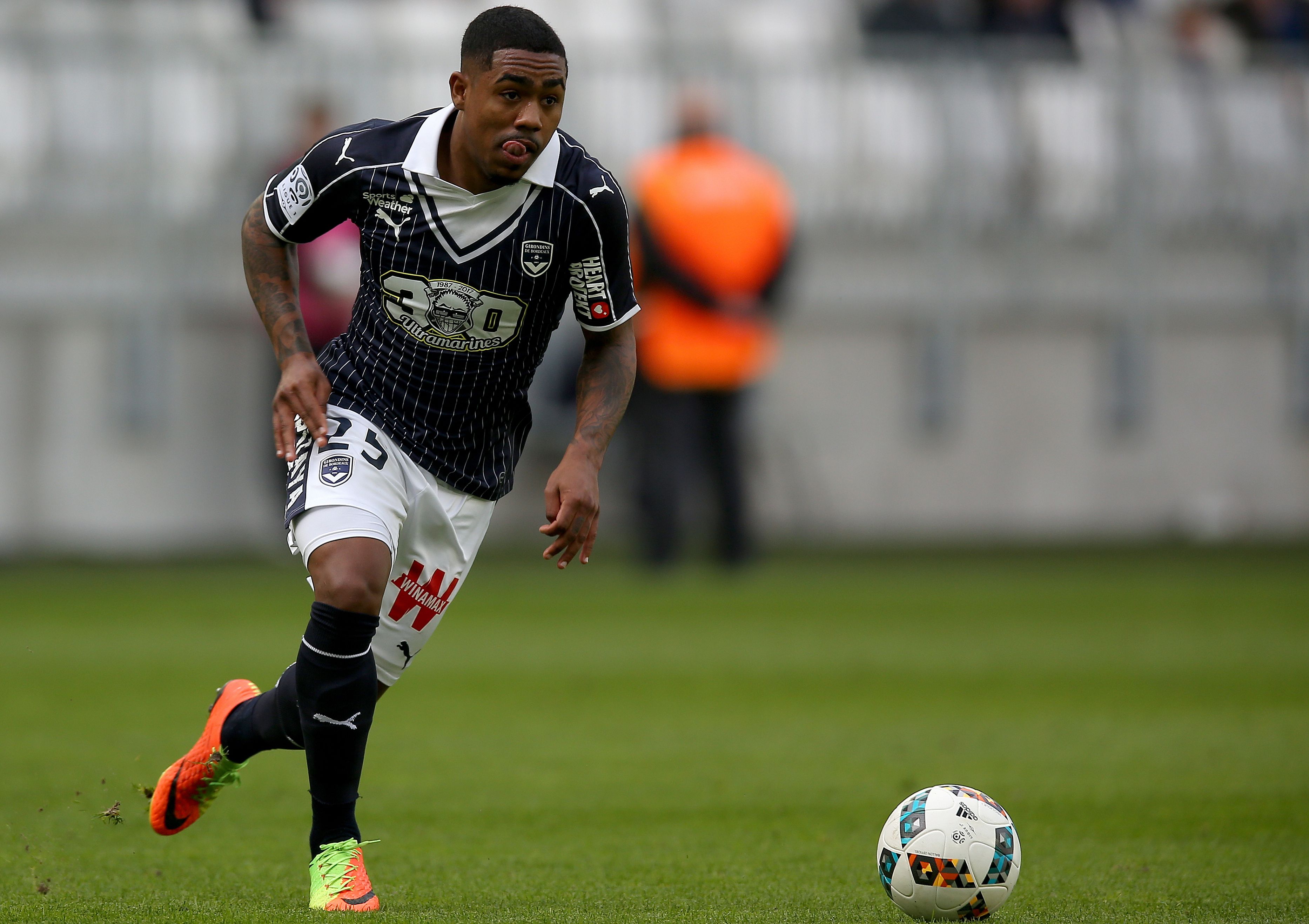 Bordeaux's Brazilian forward Malcom Filipe Silva de Oliveira controls the ball during the French L1 football match between Bordeaux (FCGB) and Guingamp on February 19, 2017 at the Matmut Atlantique stadium, in Bordeaux. / AFP / ROMAIN PERROCHEAU        (Photo credit should read ROMAIN PERROCHEAU/AFP/Getty Images)