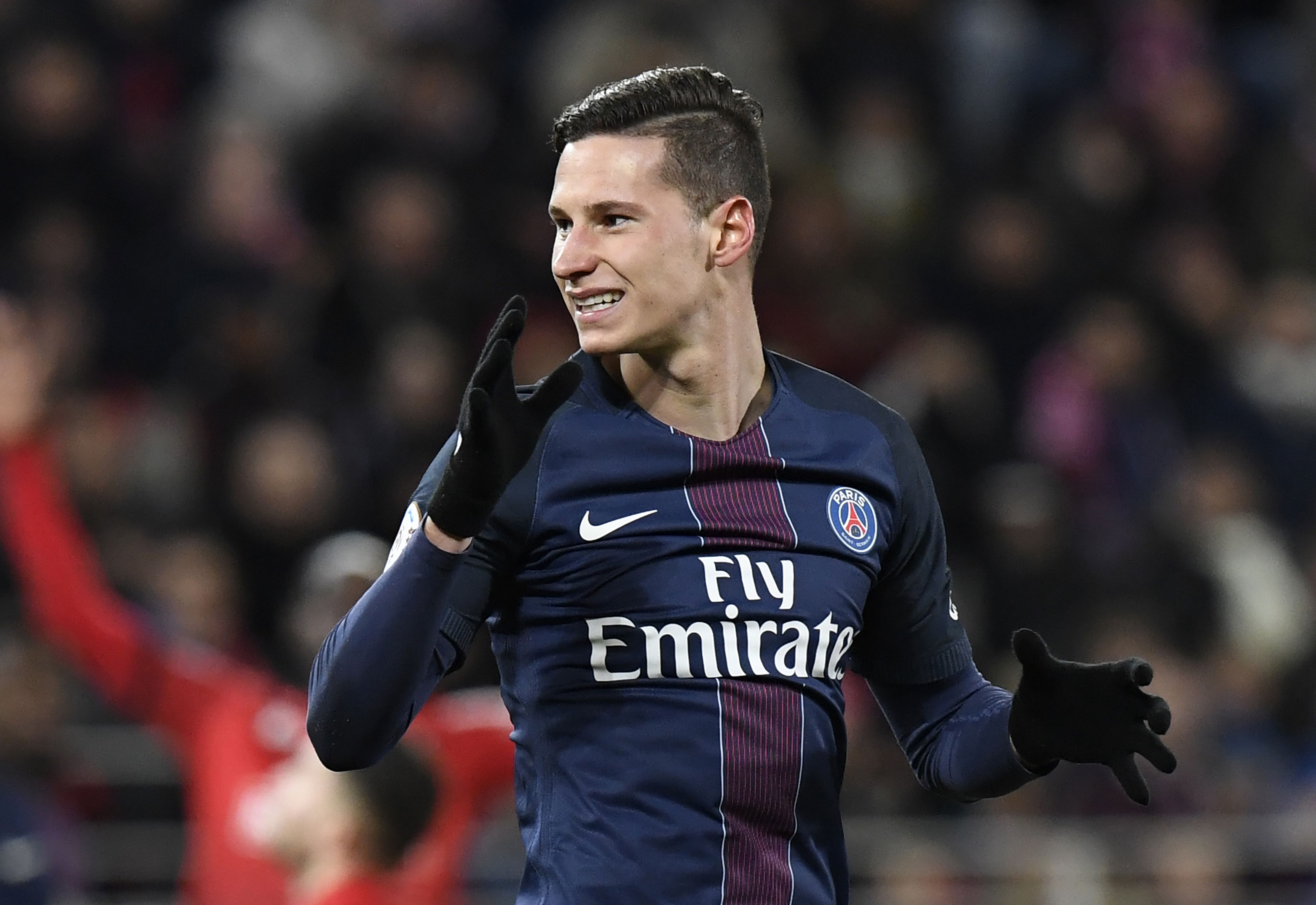 Paris Saint-Germain's German forward Julian Draxler reacts after missing a goal during the French L1 football match between Dijon FCO and Paris Saint-Germain (PSG) on February 4, 2017, at Gaston Gerard Stadium in Dijon. / AFP / PHILIPPE DESMAZES        (Photo credit should read PHILIPPE DESMAZES/AFP/Getty Images)