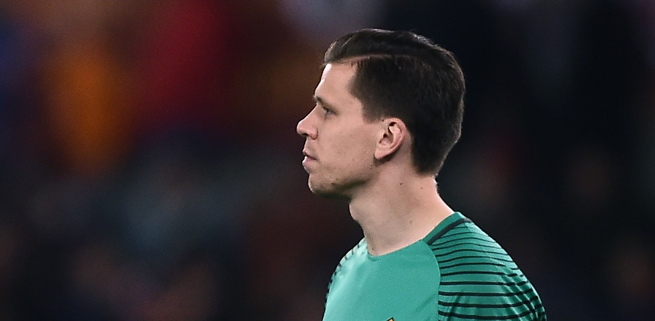 Roma's goalkeeper from Poland Wojciech Szczesny looks on during the italian Serie A football match Roma vs Fiorentina at the Olympic Stadium in Rome on February 7, 2017. / AFP / FILIPPO MONTEFORTE        (Photo credit should read FILIPPO MONTEFORTE/AFP/Getty Images)
