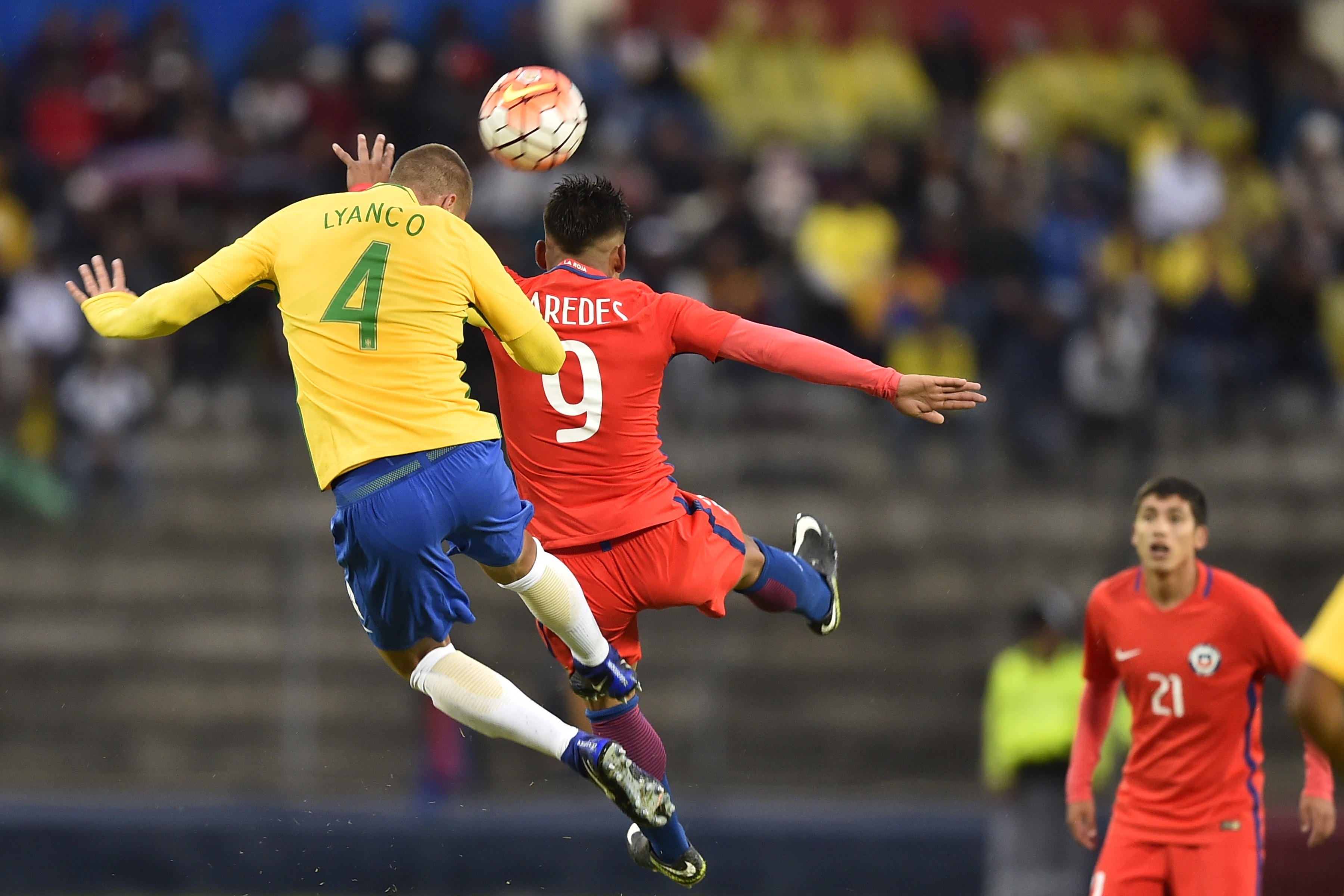 Brazilian player Lyanco (L) vies for the ball with Chilean player Francisco Sierralta during their South American Championship U-20 football match at the Olimpico stadium in Riobamba, Ecuador on January 20, 2017. / AFP / RODRIGO BUENDIA        (Photo credit should read RODRIGO BUENDIA/AFP/Getty Images)