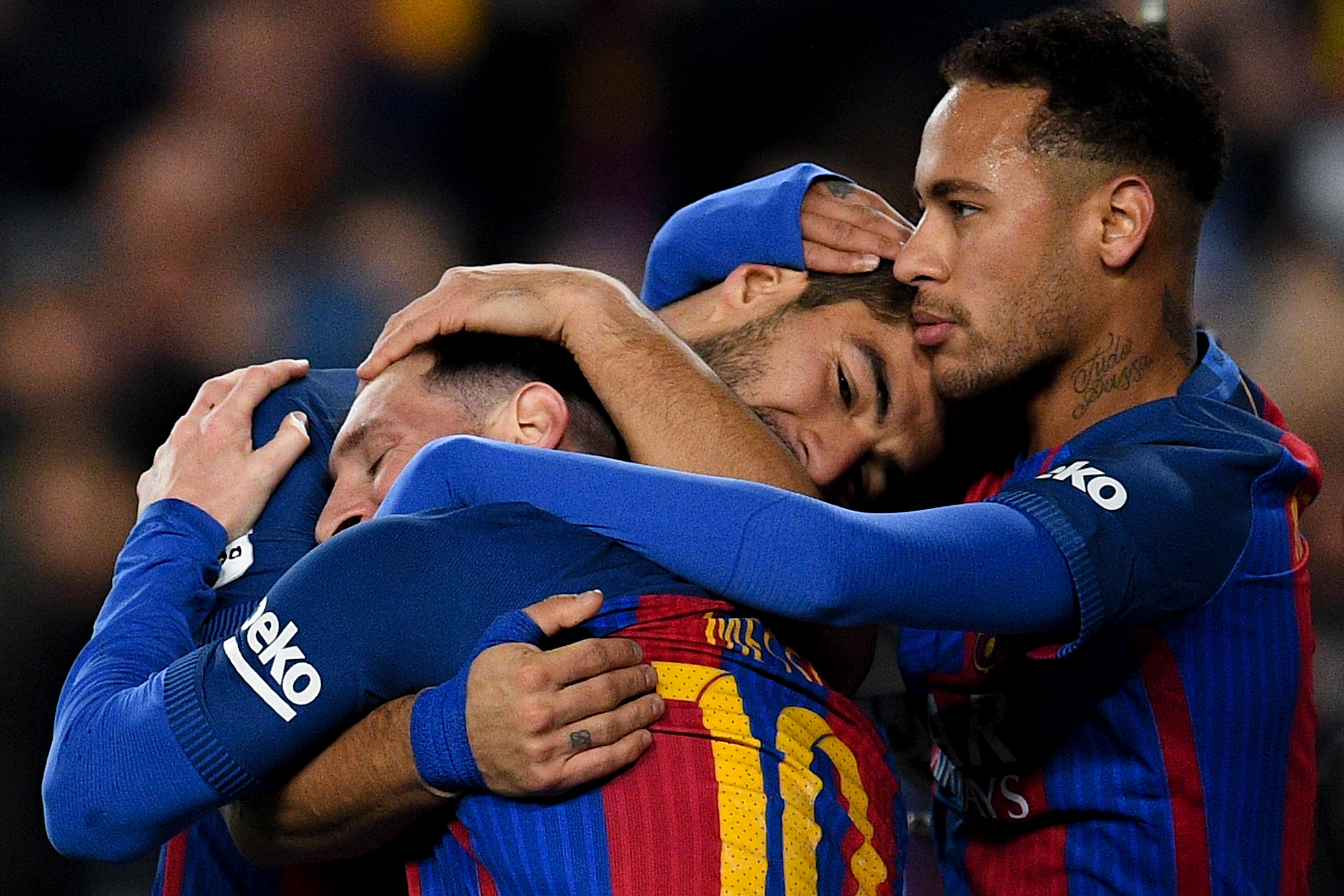 BARCELONA, SPAIN - DECEMBER 18:  Luis Suarez (C) of FC Barcelona celebrates with his team mates Lionel Messi (L) and Neymar Jr.after scoring his team's second goal during the La Liga match between FC Barcelona and RCD Espanyol at the Camp Nou stadium on December 18, 2016 in Barcelona, Spain.  (Photo by David Ramos/Getty Images)