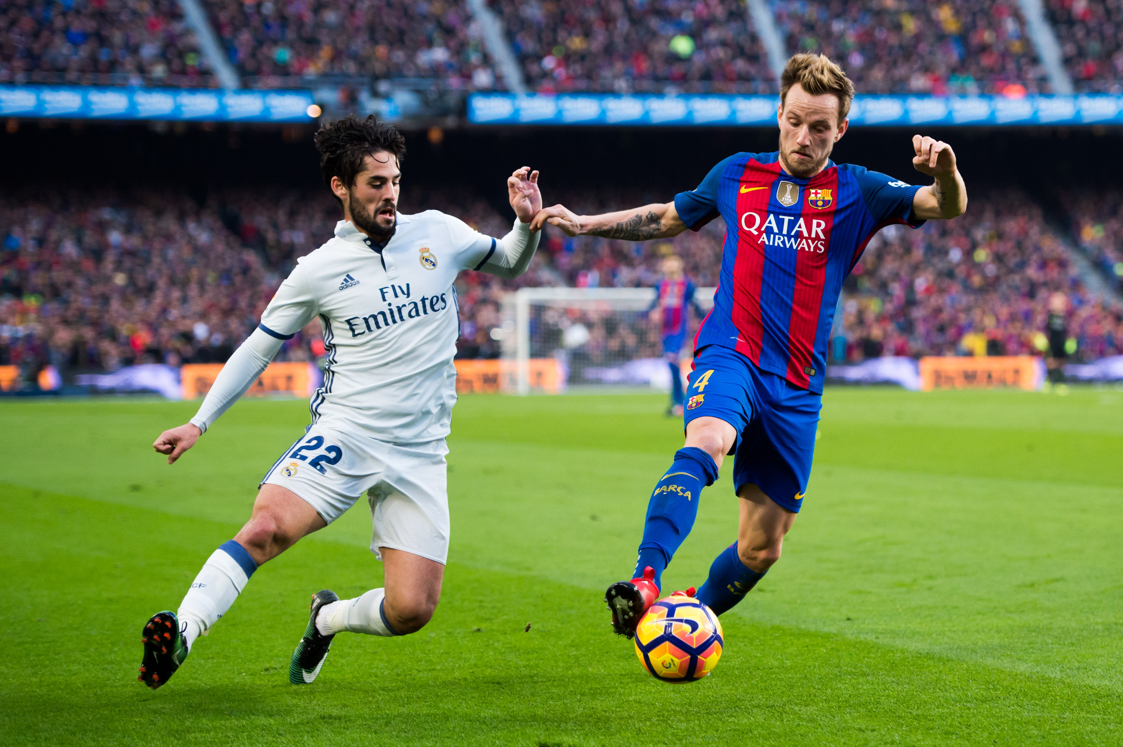 BARCELONA, SPAIN - DECEMBER 03:  Francisco Alarcon 'Isco' (L) of Real Madrid CF and Ivan Rakitic (R) of FC Barcelona compete for the ball during the La Liga match between FC Barcelona and Real Madrid CF at Camp Nou stadium on December 3, 2016 in Barcelona, Spain.  (Photo by Alex Caparros/Getty Images)