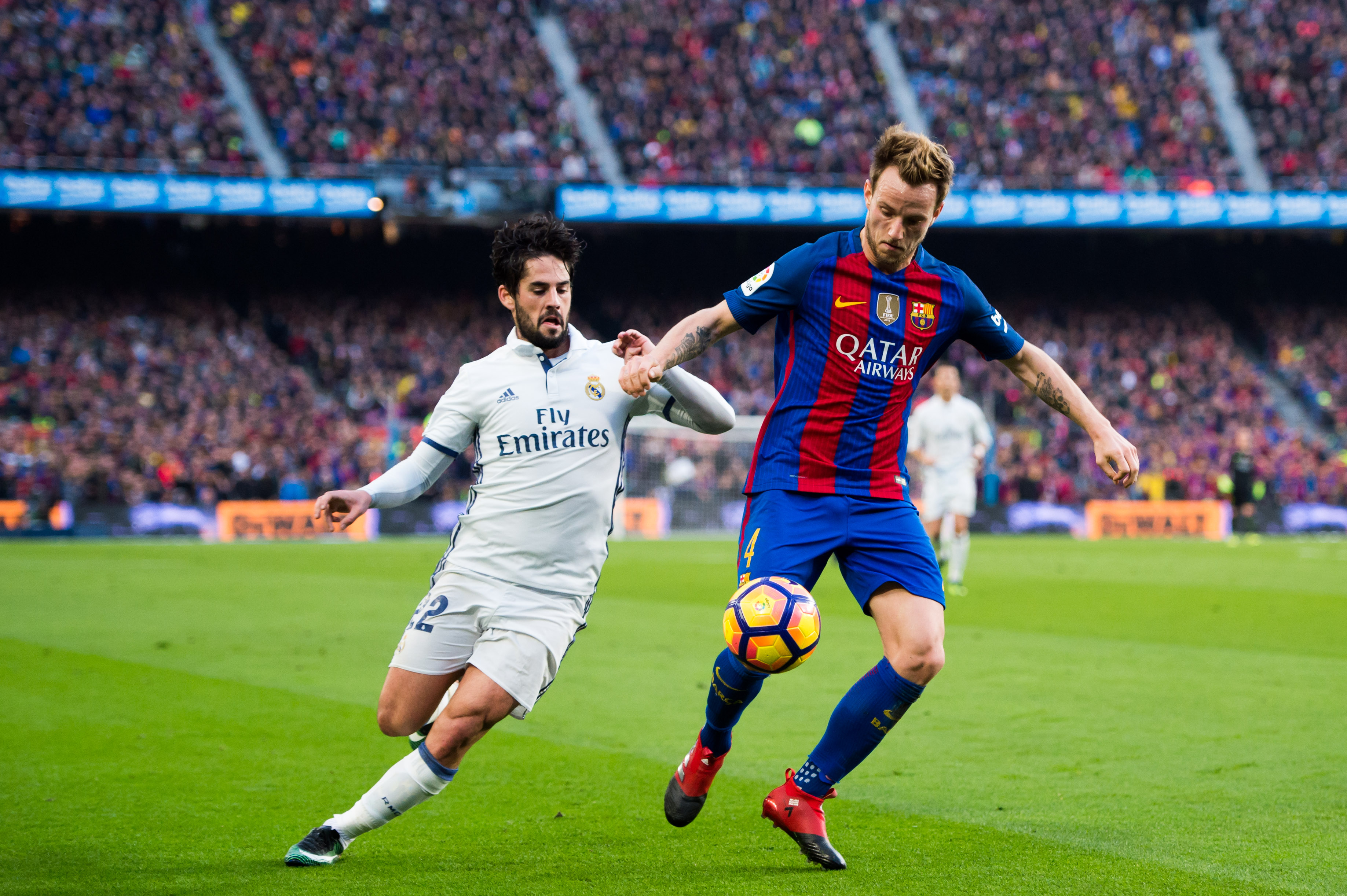 BARCELONA, SPAIN - DECEMBER 03:  Francisco Alarcon 'Isco' (L) of Real Madrid CF and Ivan Rakitic (R) of FC Barcelona compete for the ball during the La Liga match between FC Barcelona and Real Madrid CF at Camp Nou stadium on December 3, 2016 in Barcelona, Spain.  (Photo by Alex Caparros/Getty Images)