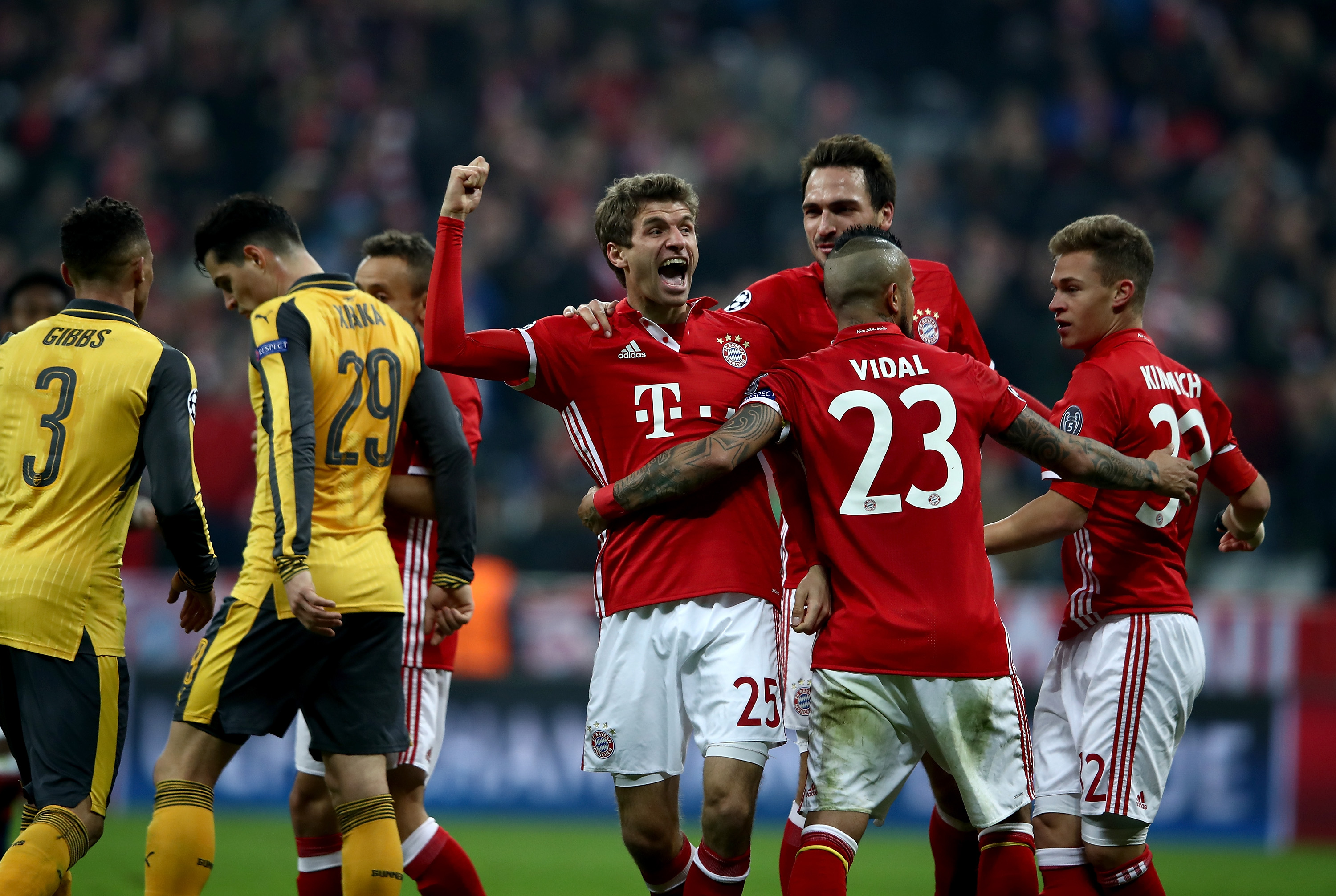 MUNICH, GERMANY - FEBRUARY 15: Thomas Mueller #25 of Muenchen celebrate with his team mates after he scores the 5th goal during the UEFA Champions League Round of 16 first leg match between FC Bayern Muenchen and Arsenal FC at Allianz Arena on February 15, 2017 in Munich, Germany.  (Photo by Alex Grimm/Bongarts/Getty Images)