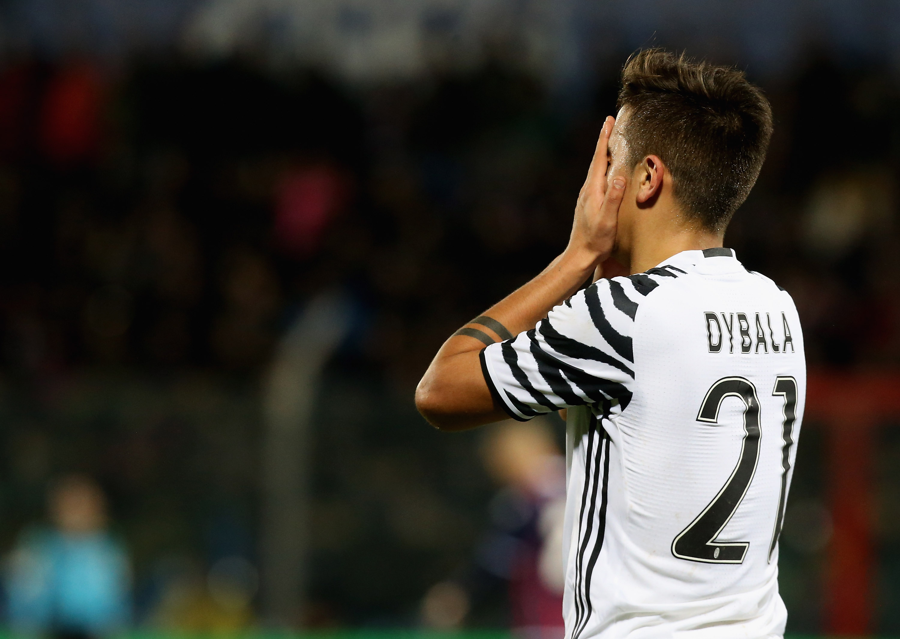 CROTONE, ITALY - FEBRUARY 08:  Paulo Dybala of Juventus shows his dejection during the Serie A match between FC Crotone and Juventus FC at Stadio Comunale Ezio Scida on February 8, 2017 in Crotone, Italy.  (Photo by Maurizio Lagana/Getty Images)