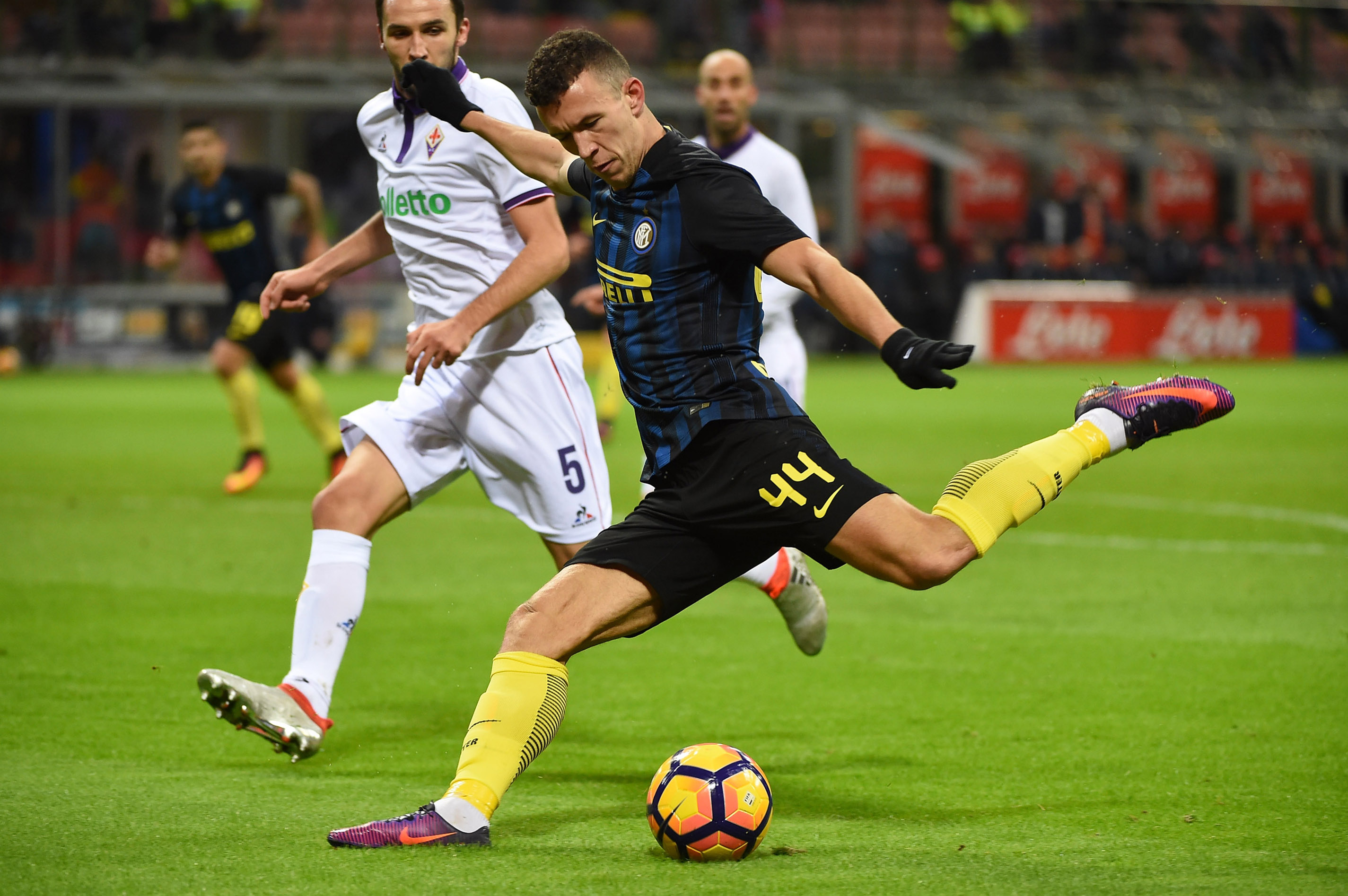 MILAN, ITALY - NOVEMBER 28:  Ivan Perisic of FC Internazionale kicks the ball during the Serie A match between FC Internazionale and ACF Fiorentina at Stadio Giuseppe Meazza on November 28, 2016 in Milan, Italy.  (Photo by Pier Marco Tacca/Getty Images)