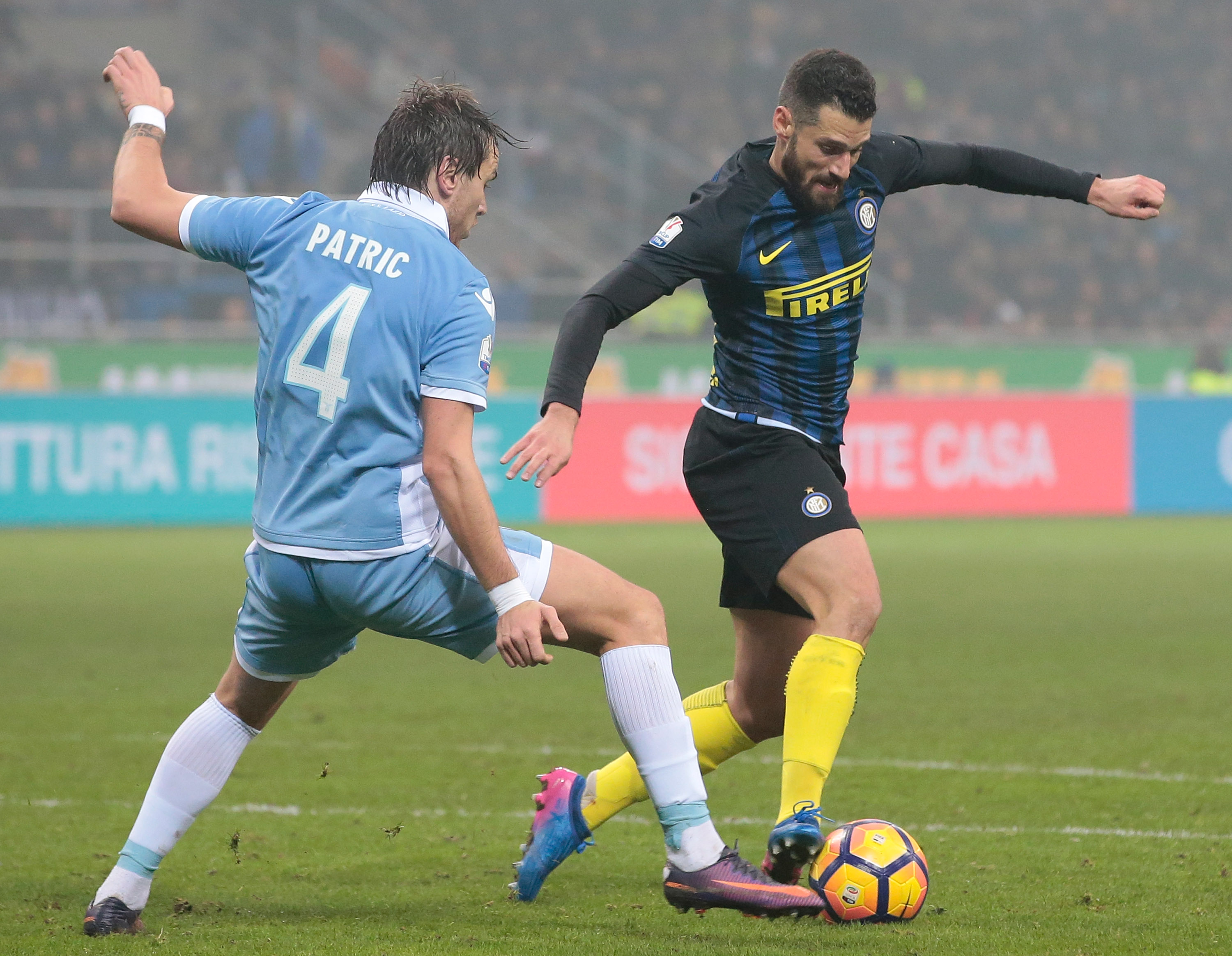 MILAN, ITALY - JANUARY 31: Antonio Candreva of FC Internazionale Milano (R) competes for the ball with Patricio Gabarron Gil of SS Lazio during the TIM Cup match between FC Internazionale and SS Lazio at Stadio Giuseppe Meazza on January 31, 2017 in Milan, Italy.  (Photo by Emilio Andreoli/Getty Images)