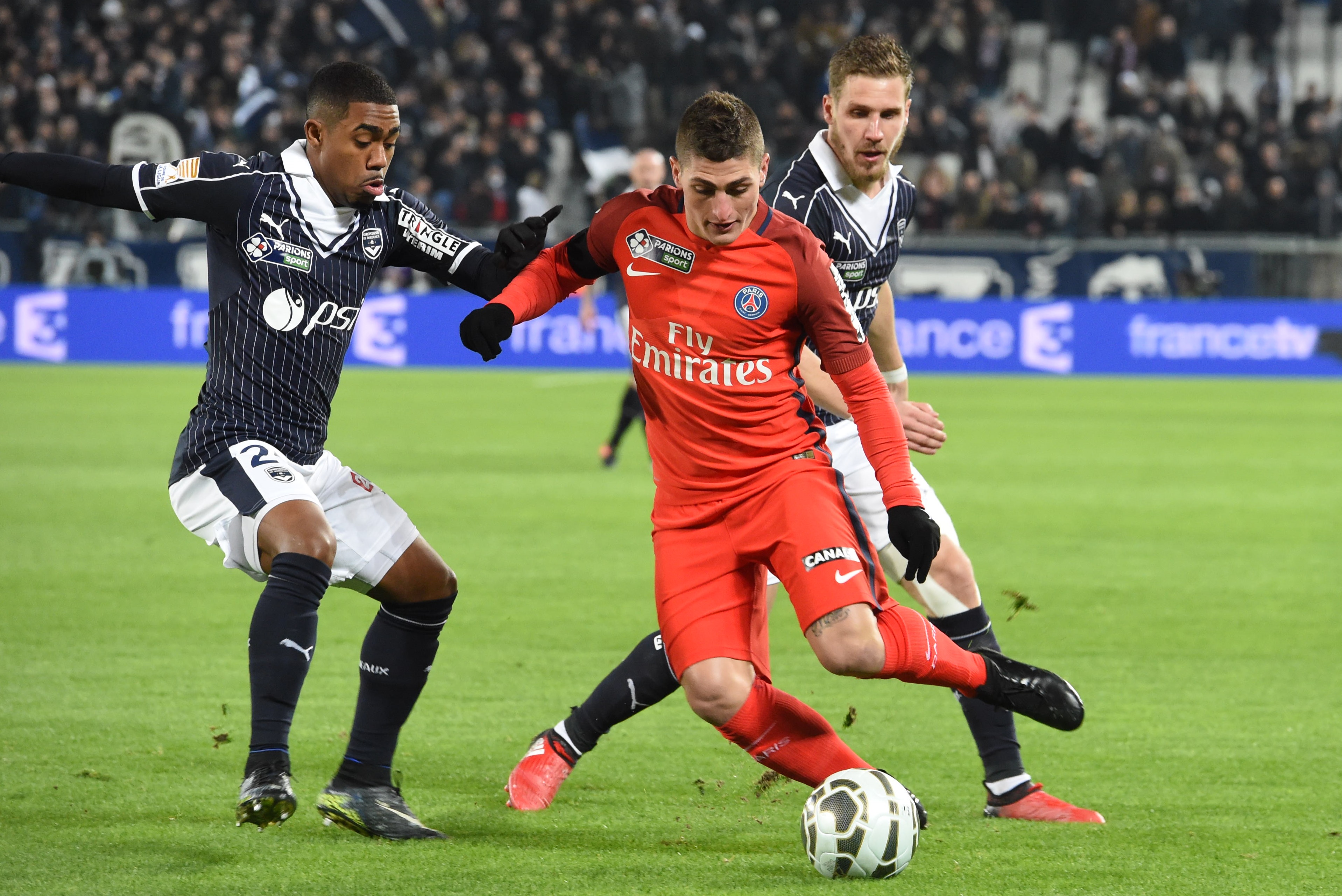 Bordeaux' Brazilian forward Malcolm (L) vies with Paris' Italian midfielder Marco Verratti (R) during the League Cup football match between Bordeaux and Paris Saint-Germain (PSG) on January 24, 2017 at the Matmut Stadium in Bordeaux.   / AFP / MEHDI FEDOUACH        (Photo credit should read MEHDI FEDOUACH/AFP/Getty Images)