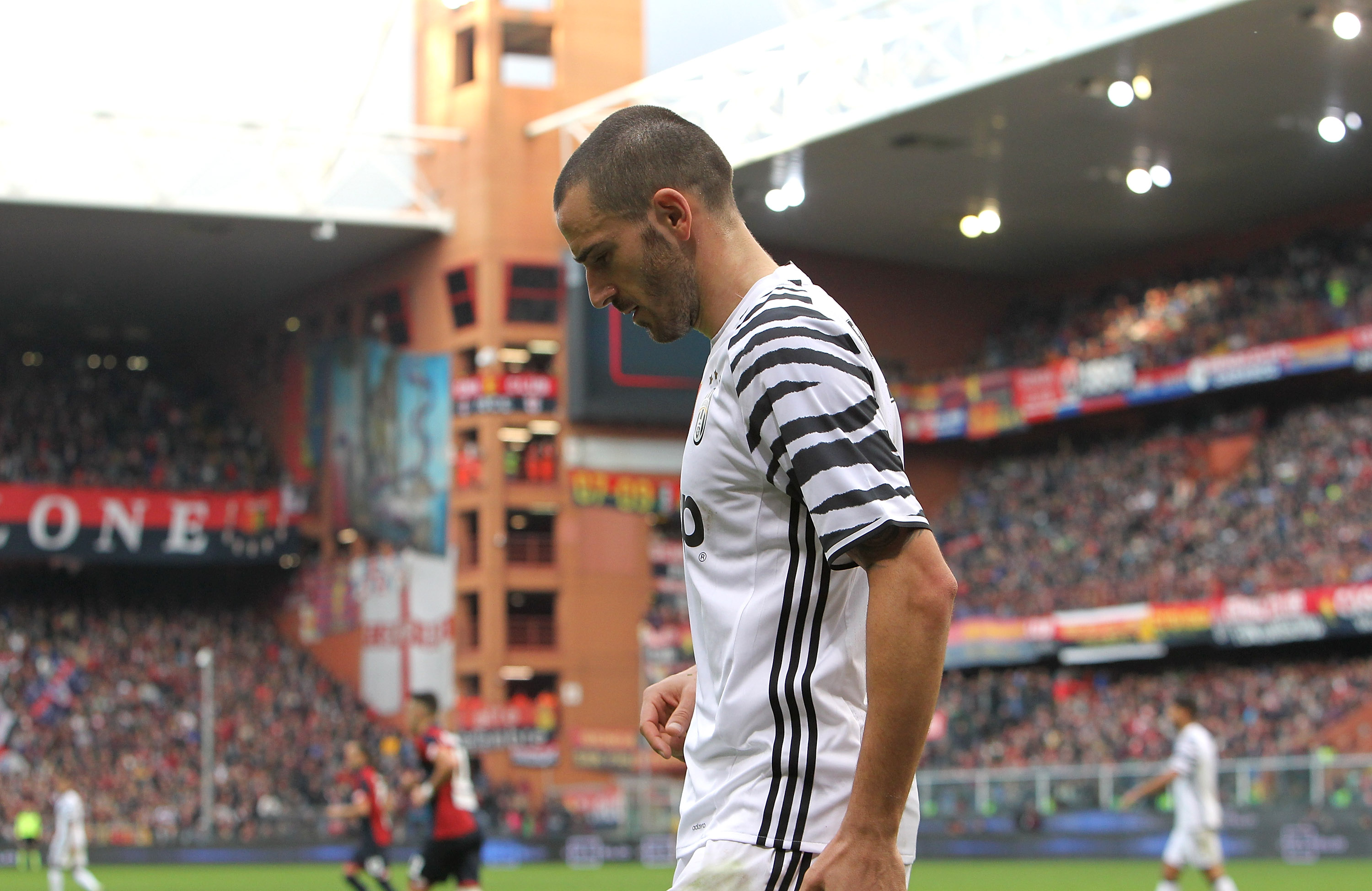 GENOA, ITALY - NOVEMBER 27:  Leonardo Bonucci of Juventus FC lsuffers an injury during the Serie A match between Genoa CFC and Juventus FC at Stadio Luigi Ferraris on November 27, 2016 in Genoa, Italy.  (Photo by Marco Luzzani/Getty Images)