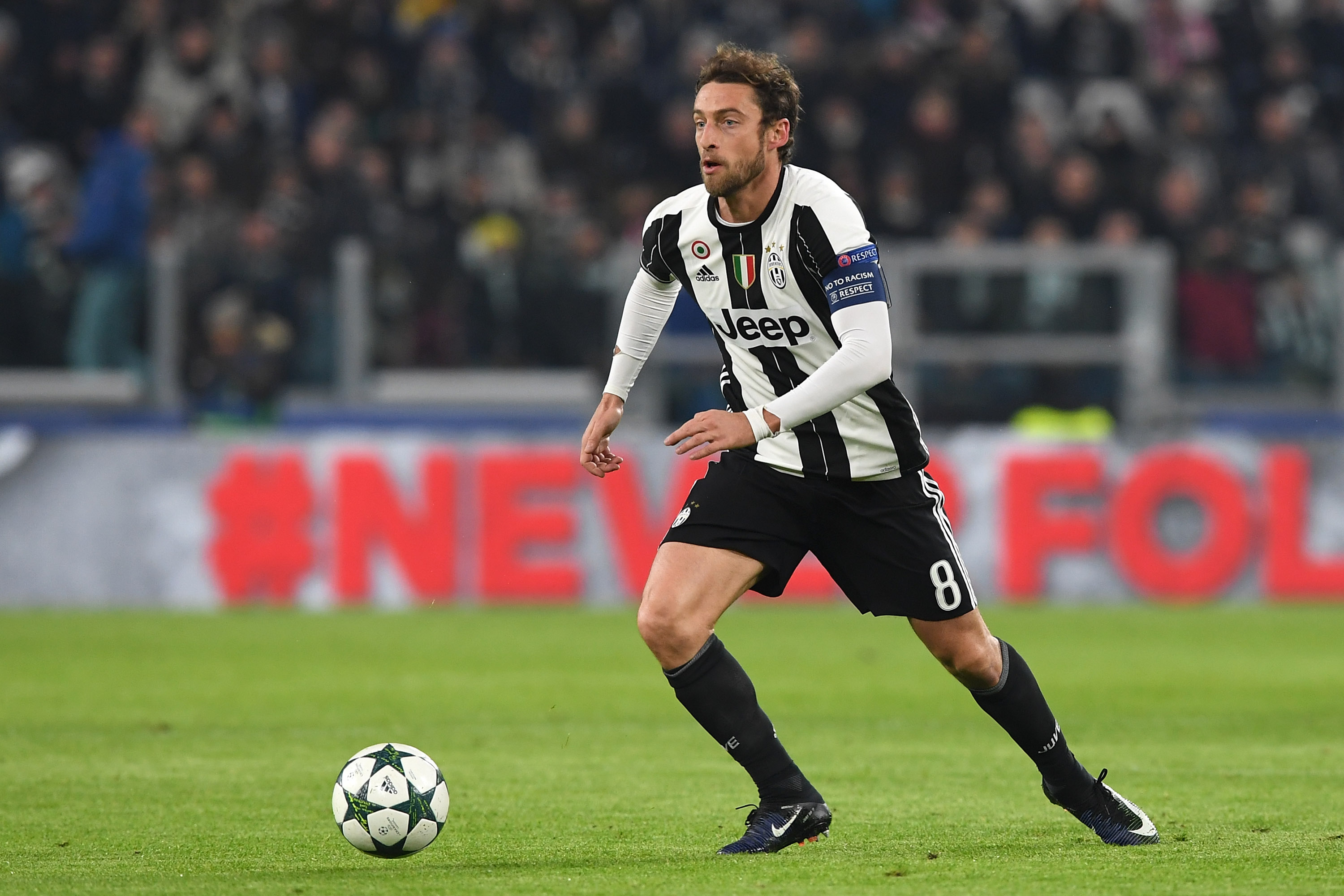 TURIN, ITALY - DECEMBER 07:  Claudio Marchisio of Juventus in action during the UEFA Champions League Group H match between Juventus and GNK Dinamo Zagreb at Juventus Stadium on December 7, 2016 in Turin.  (Photo by Valerio Pennicino/Getty Images)