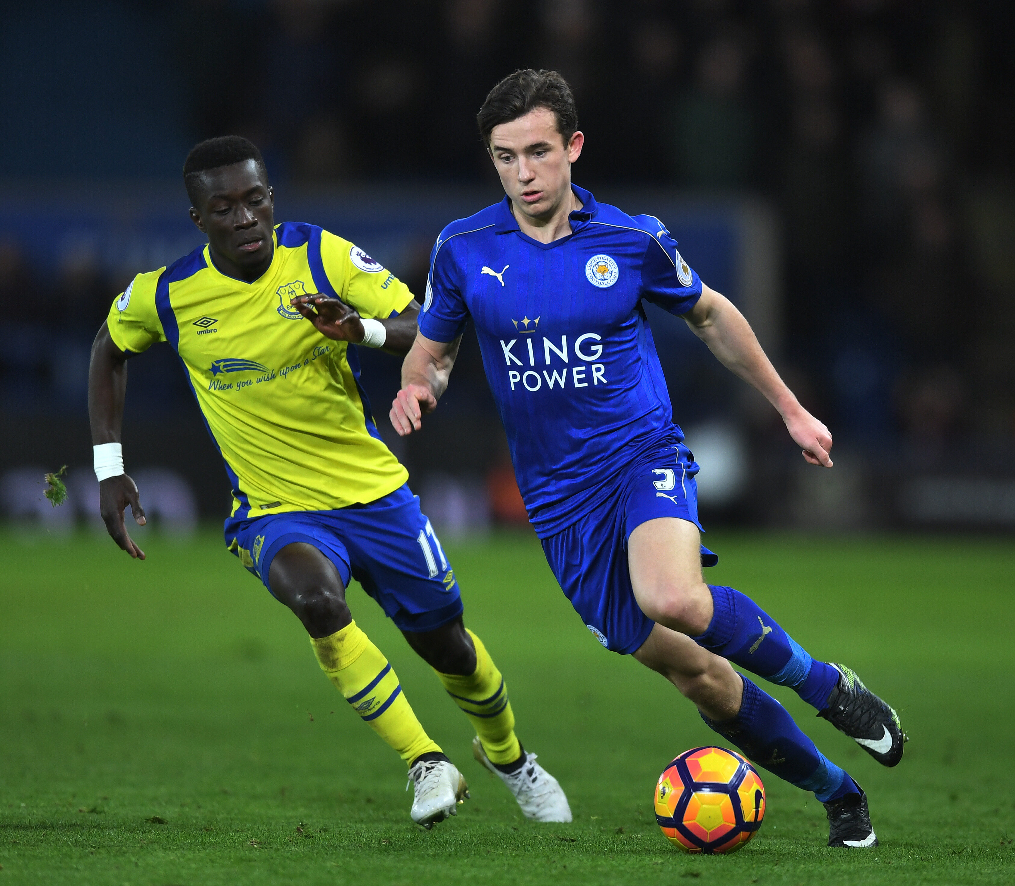 LEICESTER, ENGLAND - DECEMBER 26:  Ben Chilwell of Leicester City is pursued by Idrissa Gueye of Everton during the Premier League match between Leicester City and Everton at The King Power Stadium on December 26, 2016 in Leicester, England.  (Photo by Michael Regan/Getty Images)
