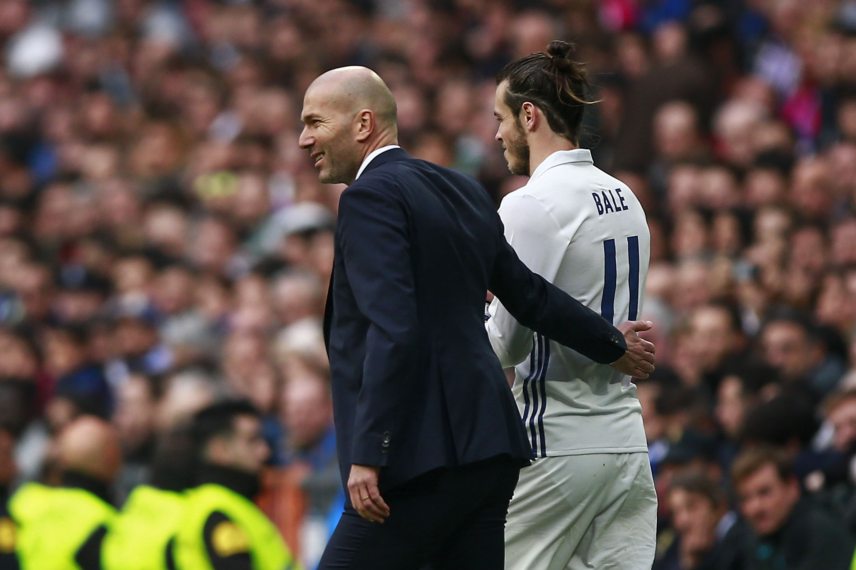 MADRID, SPAIN - FEBRUARY 18: head Zinedine Zidane (L) of Real Madrid CF hugs his player Gareth Bale (R) during the La Liga match between Real Madrid CF and RCD Espanyol at Estadio Santiago Bernabeu on February 18, 2017 in Madrid, Spain.  (Photo by Gonzalo Arroyo Moreno/Getty Images)