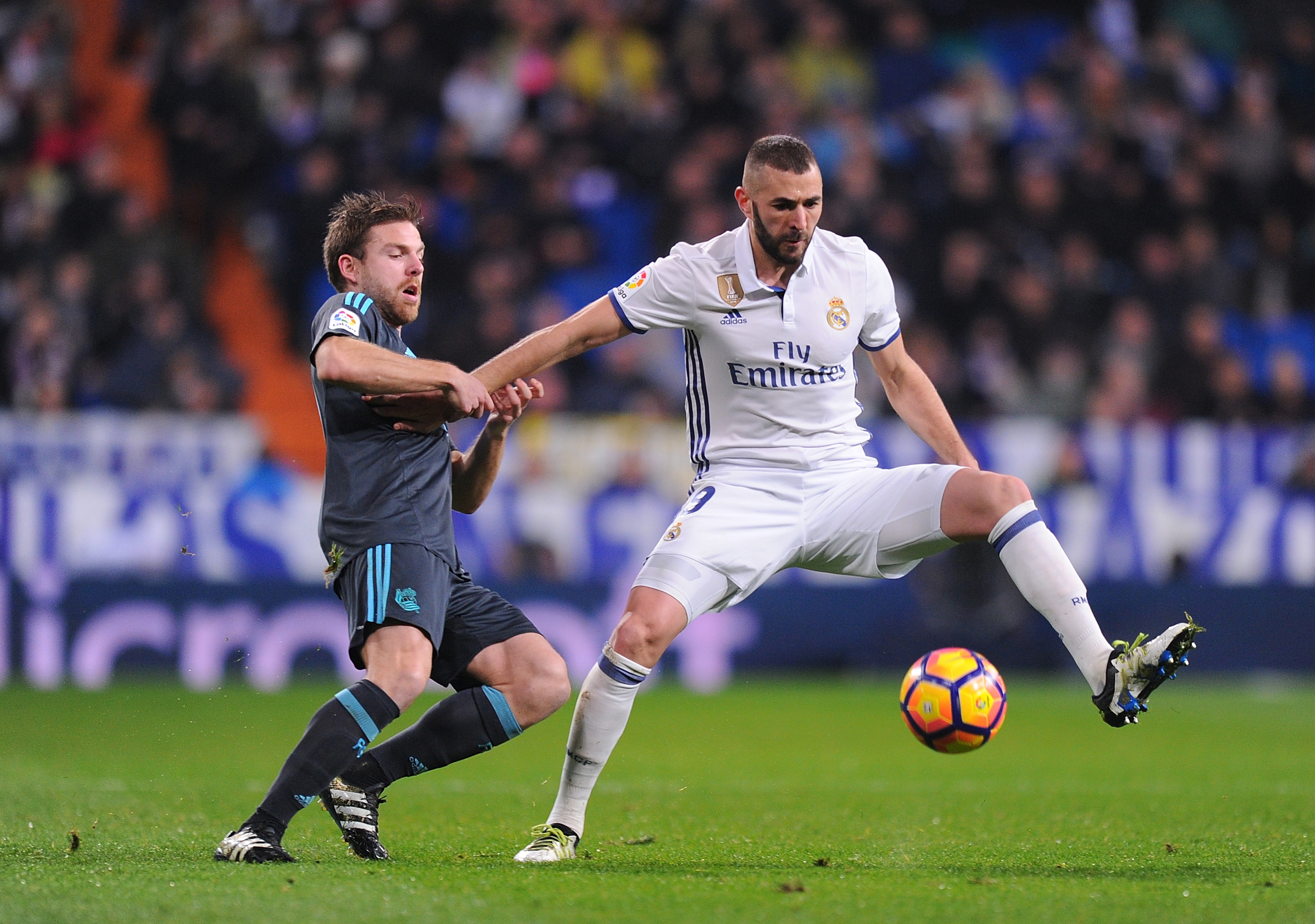 MADRID, SPAIN - JANUARY 29:  Karim Benzema of Real Madrid is tackled by Asier Illarramend of Real Sociedad de Futbol during the La Liga match between Real Madrid CF and Real Sociedad de Futbol at the Bernabeu on January 29, 2017 in Madrid, Spain.  (Photo by Denis Doyle/Getty Images)