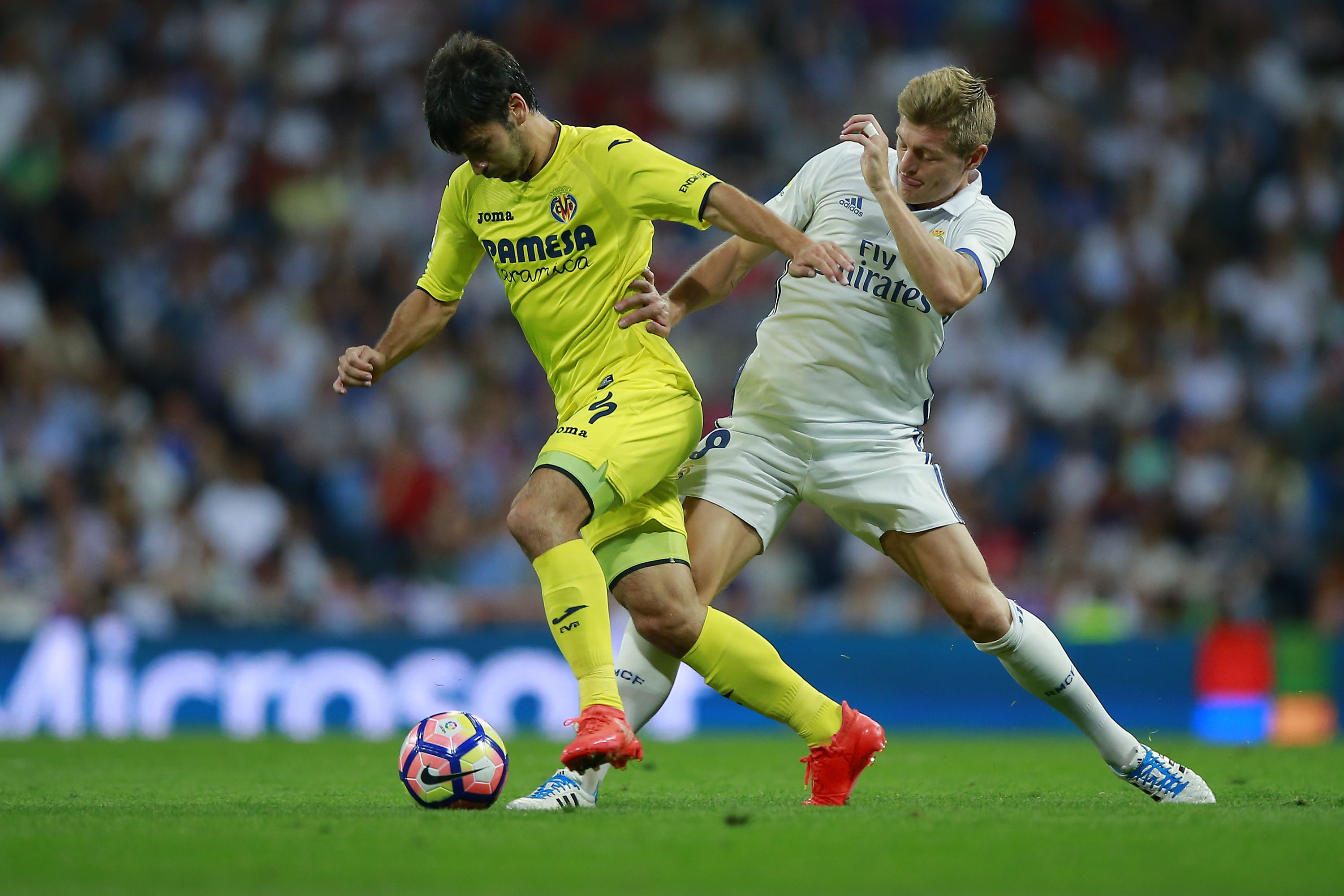 MADRID, SPAIN - SEPTEMBER 21: Toni Kroosn (R) of Real Madrid CF competes for the ball with Manuel Trigueros (L) of Villarreal CF during the La Liga match between Real Madrid CF and Villarreal CF at Santiago Bernabeu stadium on September 21, 2016 in Madrid, Spain. (Photo by Gonzalo Arroyo Moreno/Getty Images)
