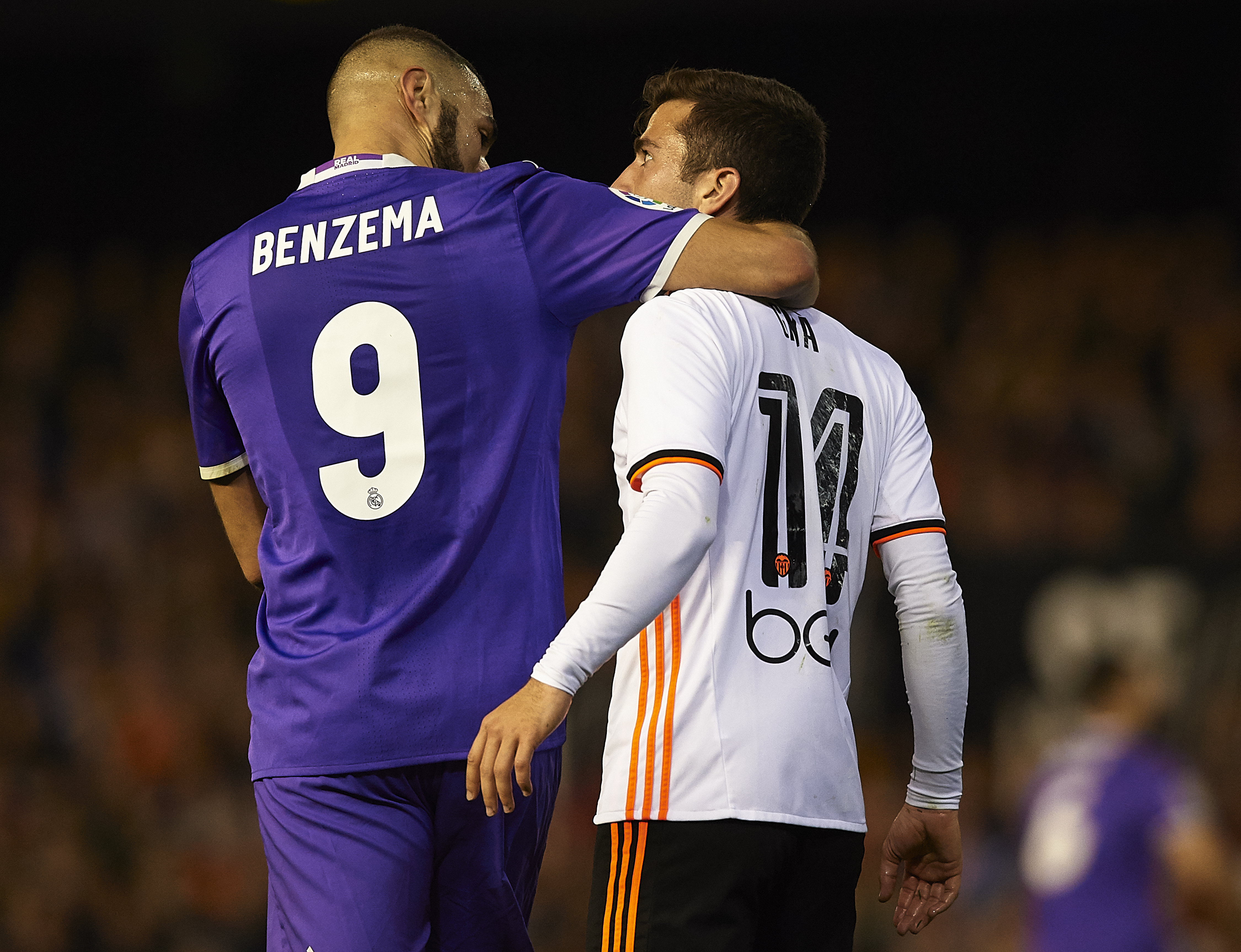 VALENCIA, SPAIN - FEBRUARY 22:  Jose Luis Gaya of Valencia argues with  Karim Benzema of Real Madrid during the La Liga match between Valencia CF and Real Madrid at Mestalla Stadium on February 22, 2017 in Valencia, Spain.  (Photo by Manuel Queimadelos Alonso/Getty Images)