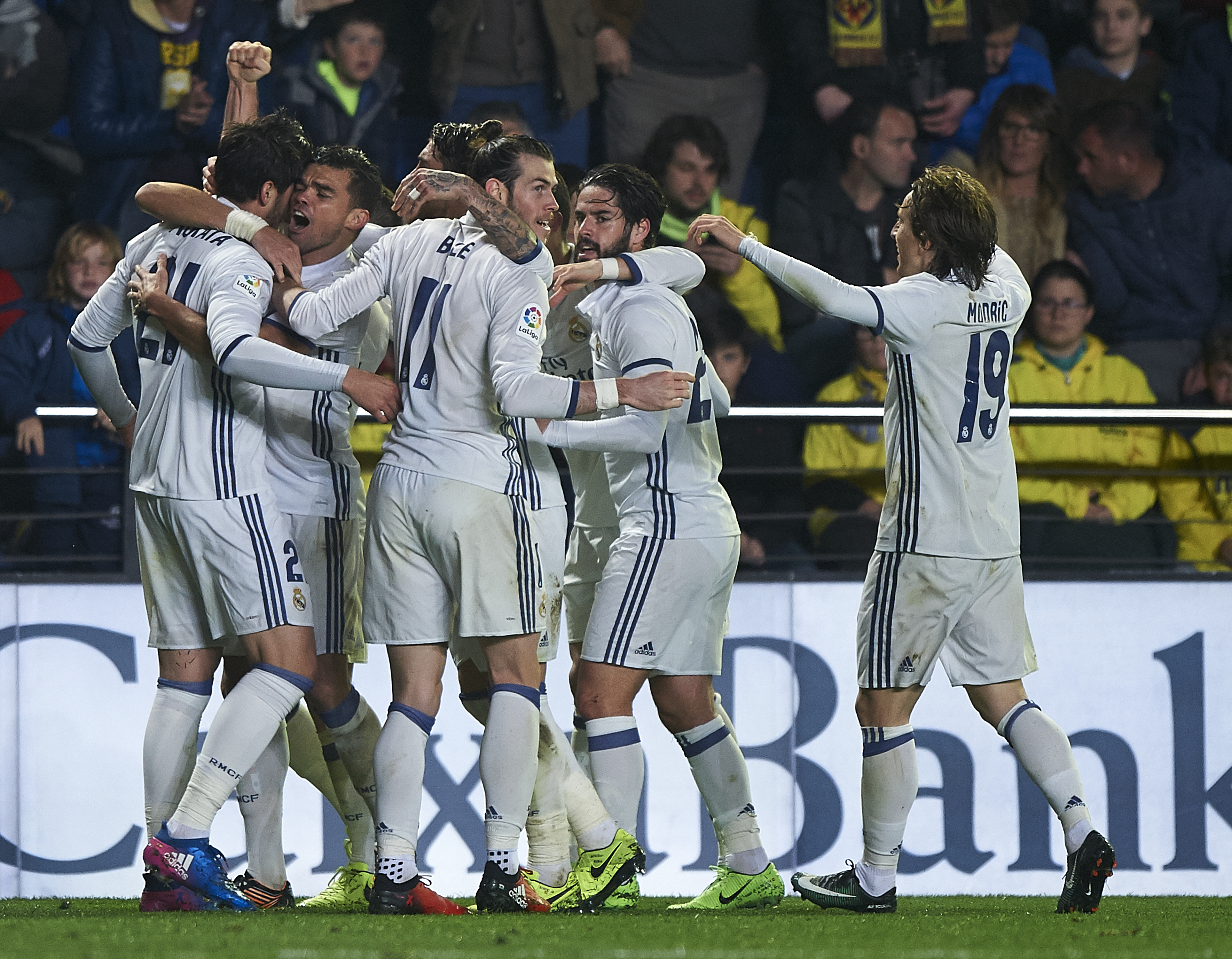 VILLARREAL, SPAIN - FEBRUARY 26:  Alvaro Morata (L) of Real Madrid celebrates with his teammates after scoring a goal during the La Liga match between Villarreal CF and Real Madrid at Estadio de la Ceramica on February 26, 2017 in Villarreal, Spain.  (Photo by Fotopress/Getty Images)