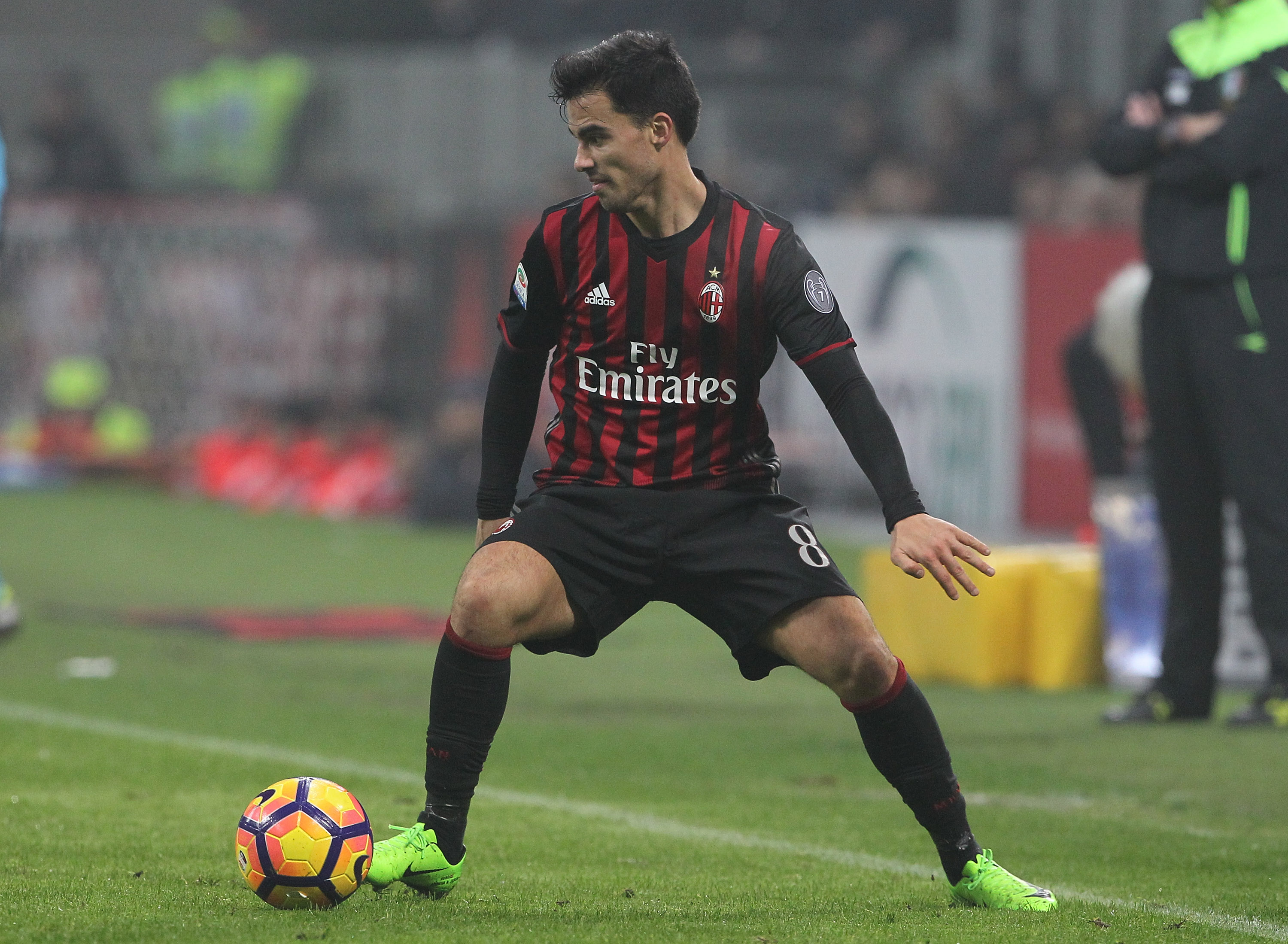 MILAN, ITALY - FEBRUARY 19:  Fernandez Suso of AC Milan in action during the Serie A match between AC Milan and ACF Fiorentina at Stadio Giuseppe Meazza on February 19, 2017 in Milan, Italy.  (Photo by Marco Luzzani/Getty Images)