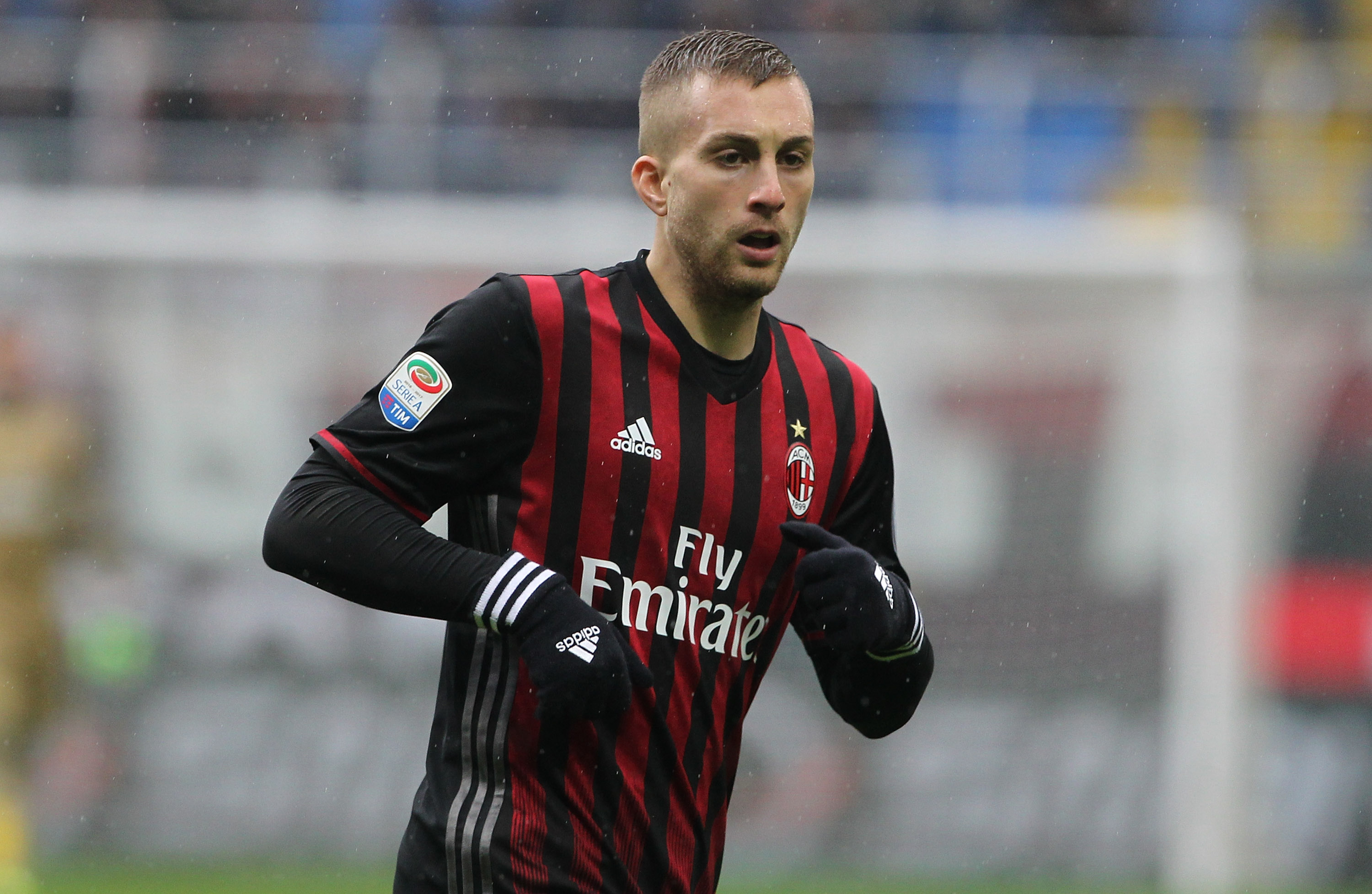 MILAN, ITALY - FEBRUARY 05:  Gerard Deulofeu of AC Milan looks on during the Serie A match between AC Milan and UC Sampdoria at Stadio Giuseppe Meazza on February 5, 2017 in Milan, Italy.  (Photo by Marco Luzzani/Getty Images)