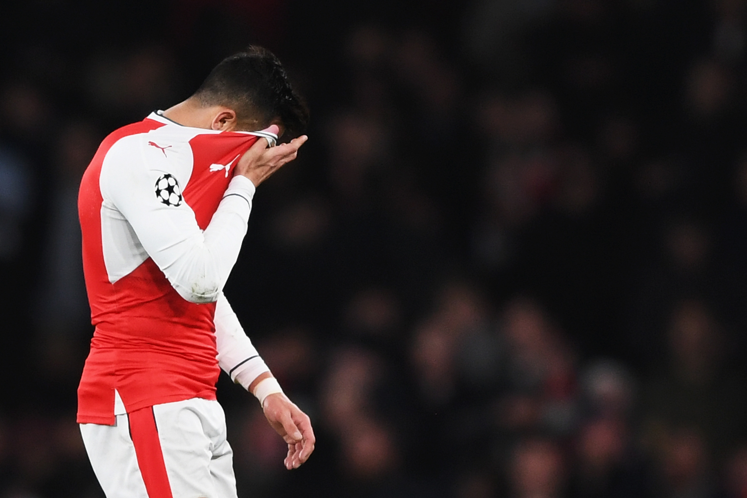 LONDON, ENGLAND - MARCH 07:  Alexis Sanchez of Arsenal reacts at half time during the UEFA Champions League Round of 16 second leg match between Arsenal FC and FC Bayern Muenchen at Emirates Stadium on March 7, 2017 in London, United Kingdom.  (Photo by Shaun Botterill/Getty Images)