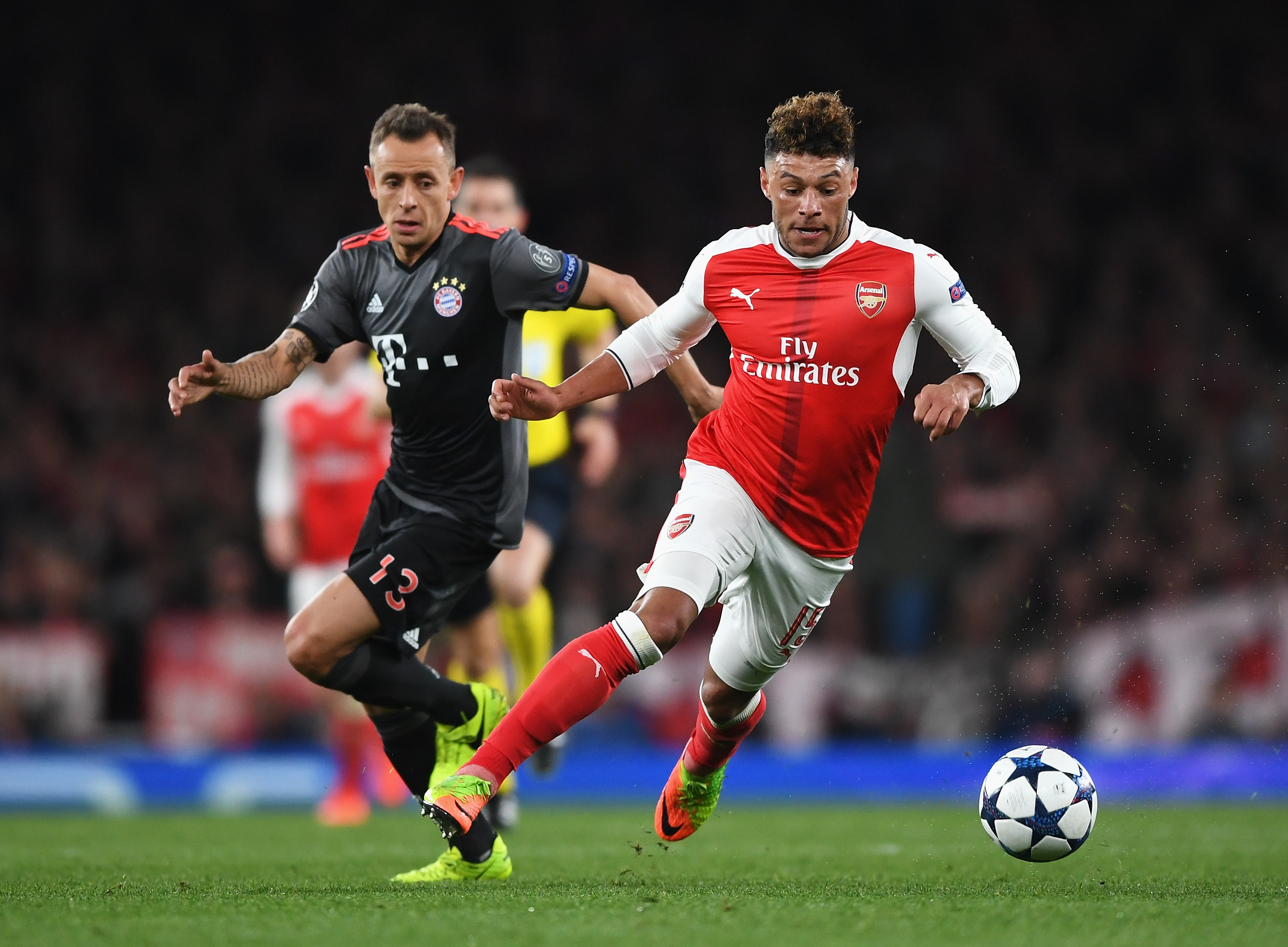 LONDON, ENGLAND - MARCH 07:  Alex Oxlade-Chamberlain of Arsenal evades Rafinha of Bayern Muenchen during the UEFA Champions League Round of 16 second leg match between Arsenal FC and FC Bayern Muenchen at Emirates Stadium on March 7, 2017 in London, United Kingdom.  (Photo by Shaun Botterill/Getty Images)