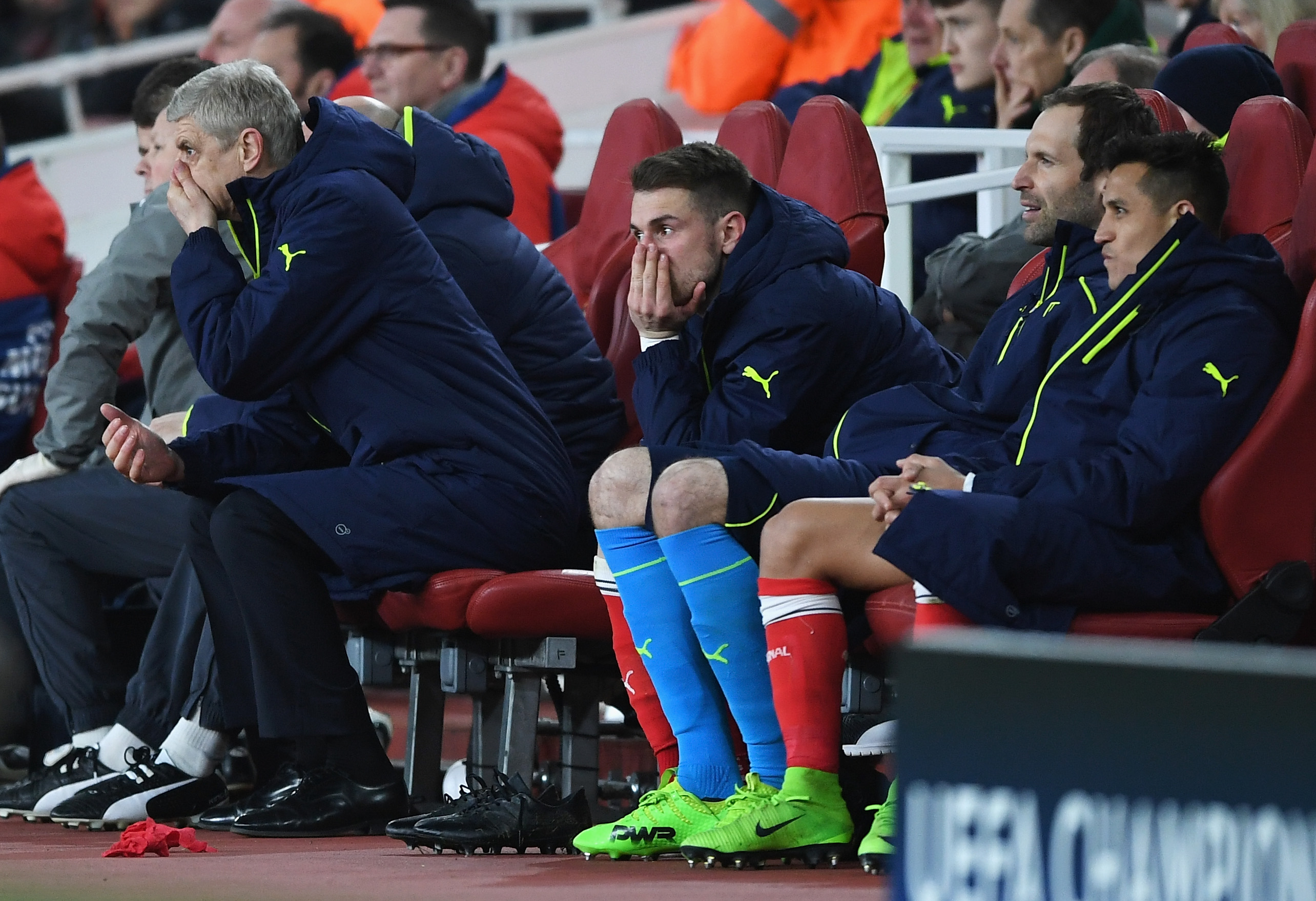 LONDON, ENGLAND - MARCH 07:  (L-R) Arsene Wenger, Manager of Arsenal, Aaron Ramsey, Petr Cech and Alexis Sanchez of Arsenal look dejected on the bench during the UEFA Champions League Round of 16 second leg match between Arsenal FC and FC Bayern Muenchen at Emirates Stadium on March 7, 2017 in London, United Kingdom.  (Photo by Shaun Botterill/Getty Images)