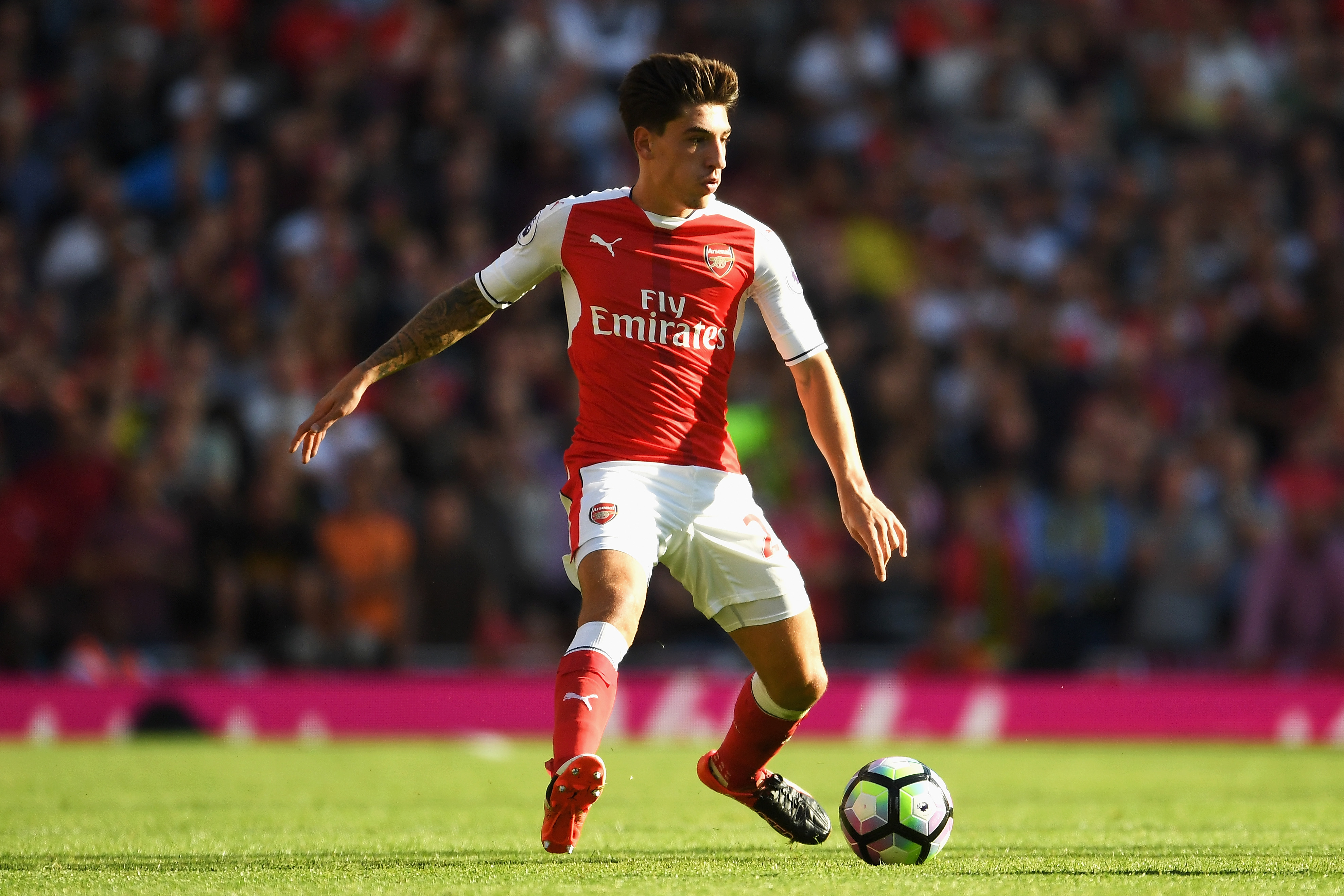 LONDON, ENGLAND - AUGUST 14:  Hector Bellerin of Arsenal in action during the Premier League match between Arsenal and Liverpool at Emirates Stadium on August 14, 2016 in London, England.  (Photo by Mike Hewitt/Getty Images)