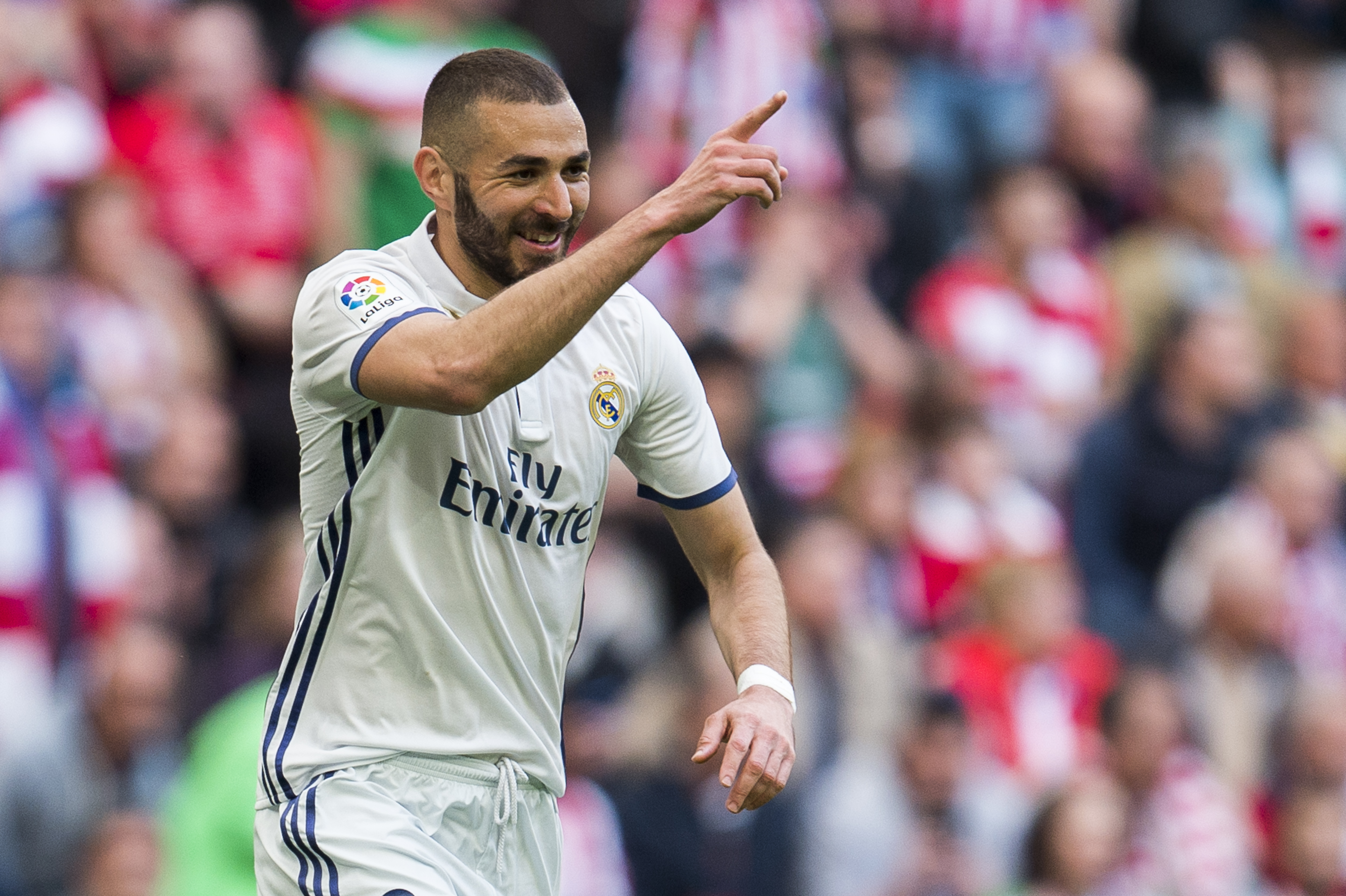 BILBAO, SPAIN - MARCH 18:  Karim Benzema of Real Madrid celebrates after scoring goal during the La Liga match between Athletic Club Bilbao and Real Madrid at San Mames Stadium on March 18, 2017 in Bilbao, Spain.  (Photo by Juan Manuel Serrano Arce/Getty Images)