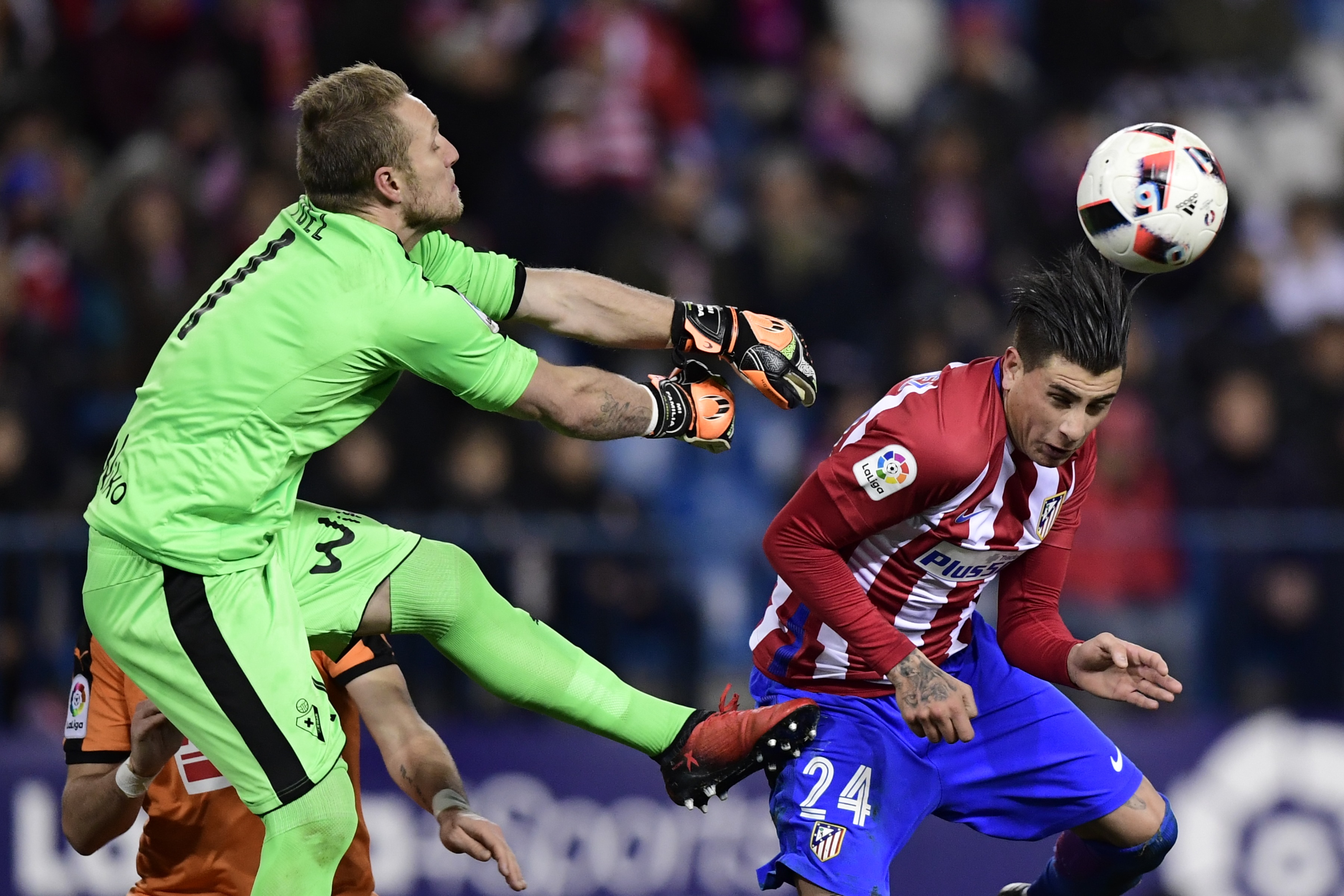 Eibar's goalkeeper Yoel Rodriguez (L) vies with Atletico Madrid's Uruguayan defender Jose Maria Gimenez during the Spanish Copa del Rey (King's Cup) quarter final first leg football match Club Atletico de Madrid vs SD Eibar at the Vicente Calderon stadium in Madrid on January 19, 2017. / AFP / JAVIER SORIANO        (Photo credit should read JAVIER SORIANO/AFP/Getty Images)