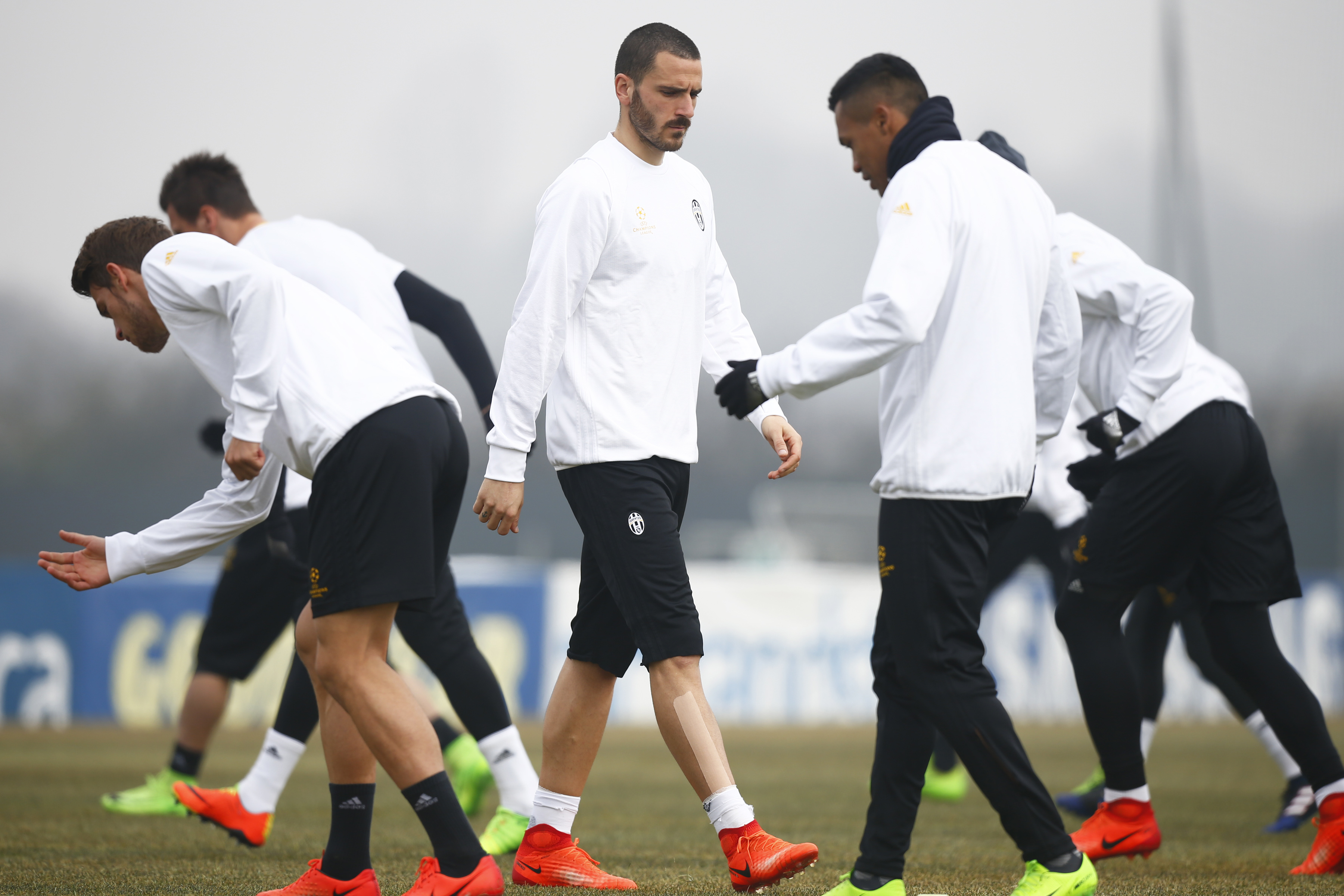 Juventus' defender Leonardo Bonucci (C) takes part in a training session on the eve of the UEFA Champions League football match FC Porto Vs Juventus on February 21, 2017 at the 'Juventus Training Center' in Vinovo, near Turin.  / AFP / Marco BERTORELLO        (Photo credit should read MARCO BERTORELLO/AFP/Getty Images)