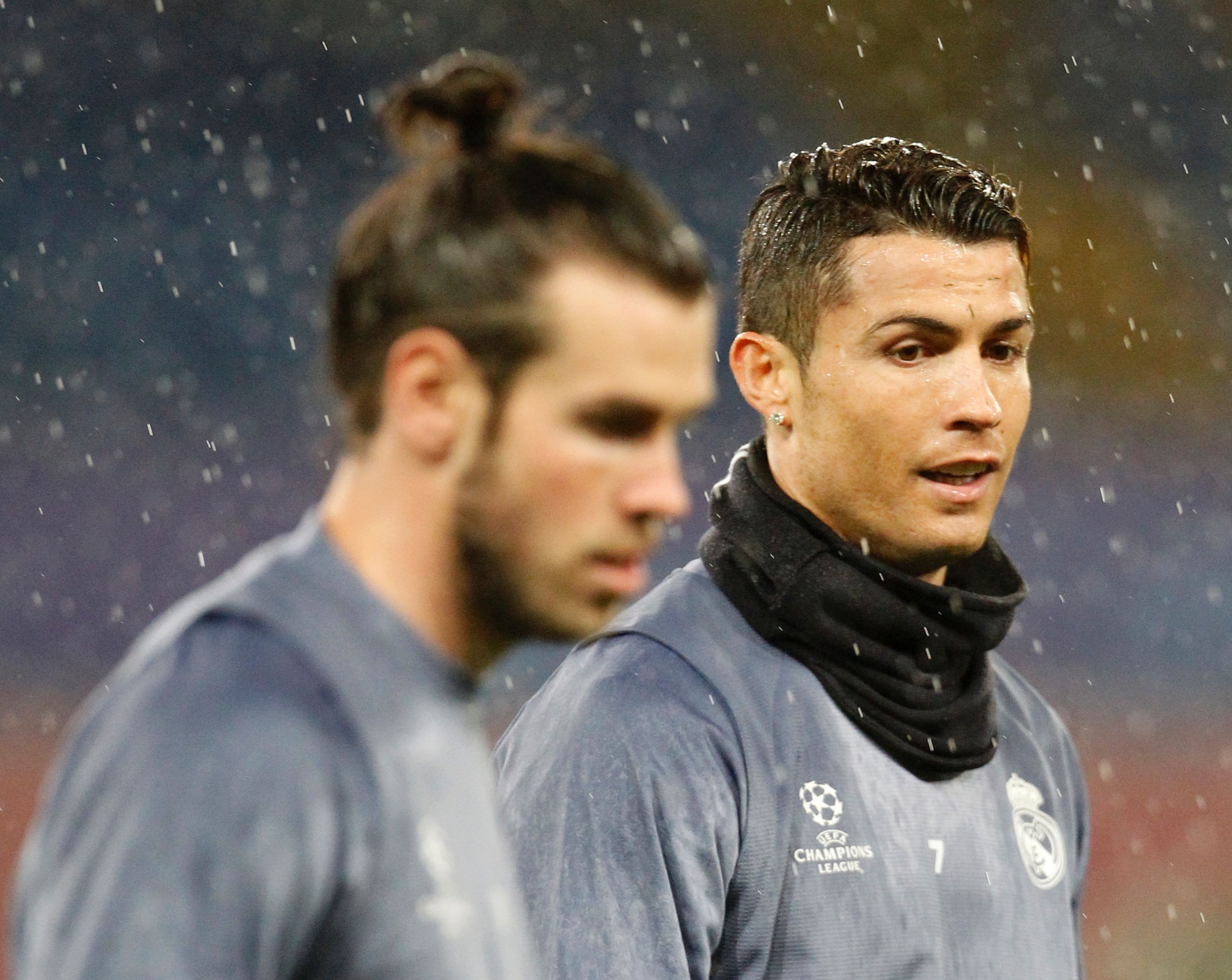 Real Madrid's Portuguese forward Cristiano Ronaldo (R) and Real Madrid's Welsh forward Gareth Bale attend a training session under heavy rain on the eve of the Champions League football match Napoli vs Real Madrid on March 6, 2017 at the San Paolo stadium in Naples. / AFP PHOTO / CARLO HERMANN        (Photo credit should read CARLO HERMANN/AFP/Getty Images)