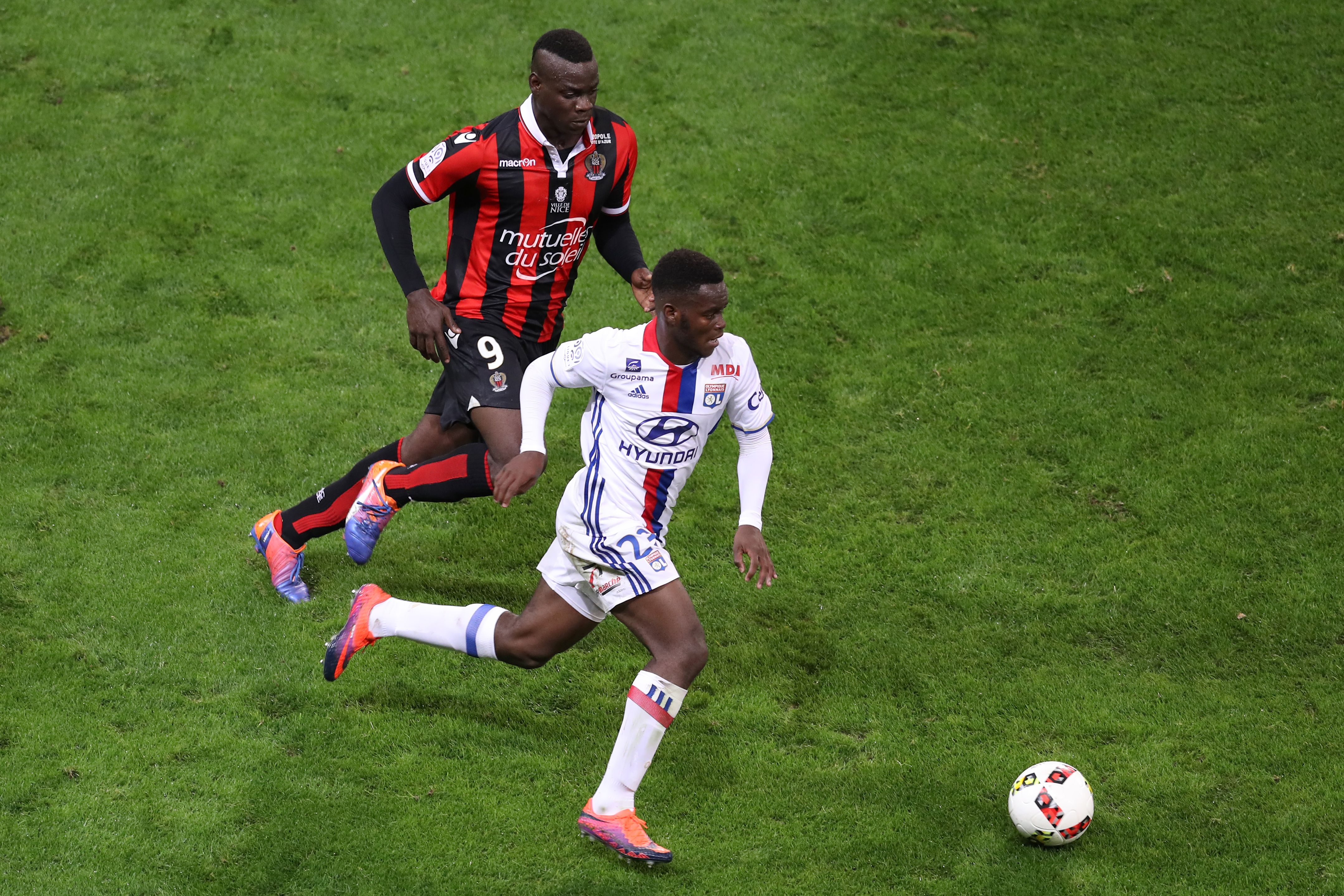 Nice's Italian forward Mario Balotelli (L) vies with Lyon's Jordy Gaspar (R) during the French L1 football match Nice (OGCN) vs Lyon (OL) on October 14, 2016 at the "Allianz Riviera" stadium in Nice, southeastern France.  / AFP / VALERY HACHE        (Photo credit should read VALERY HACHE/AFP/Getty Images)