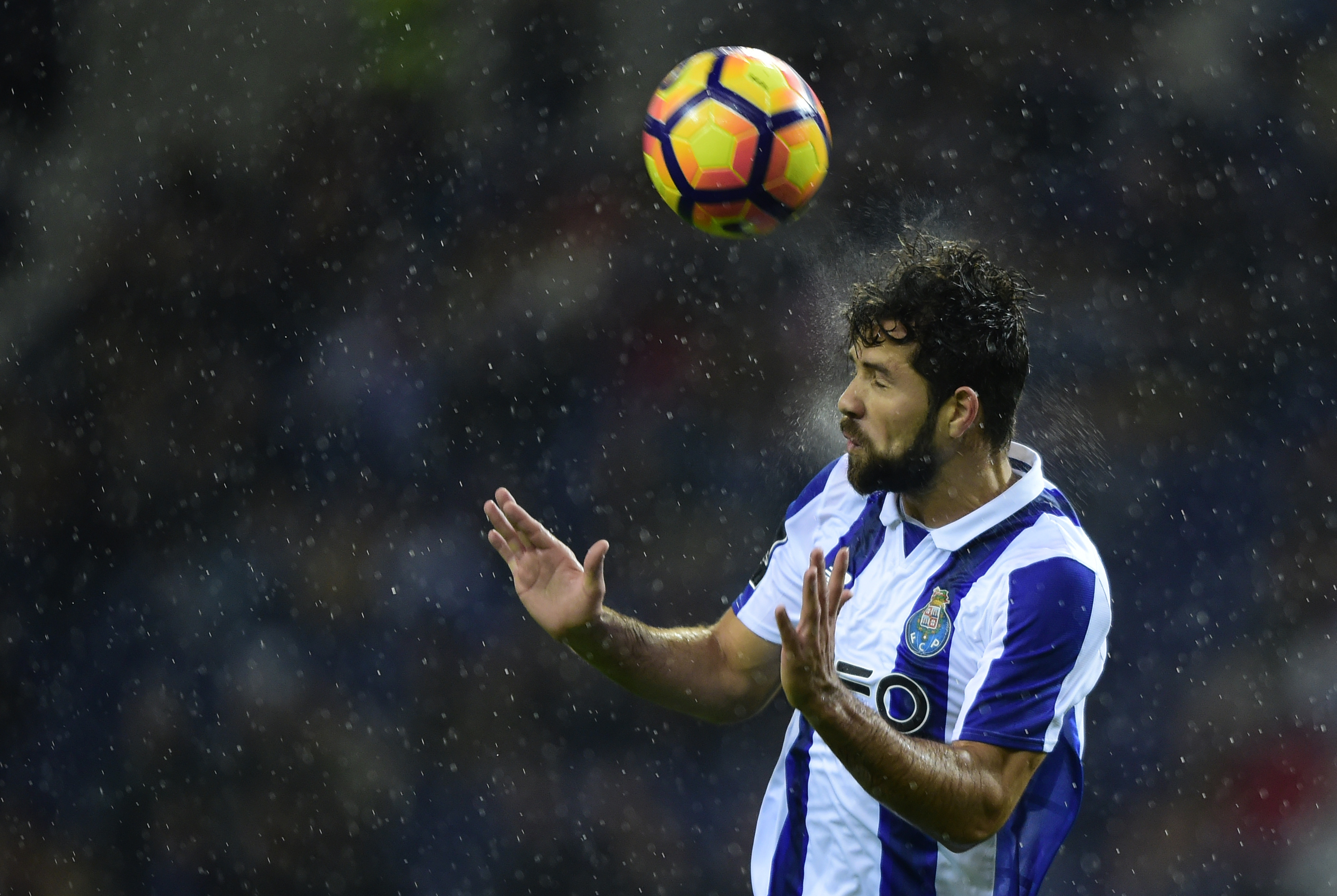 Porto's Brazilian defender Felipe heads the ball  during the Portuguese league football match FC Porto vs CS Maritimo at the Dragao stadium in Porto on December 15, 2016. / AFP / MIGUEL RIOPA        (Photo credit should read MIGUEL RIOPA/AFP/Getty Images)