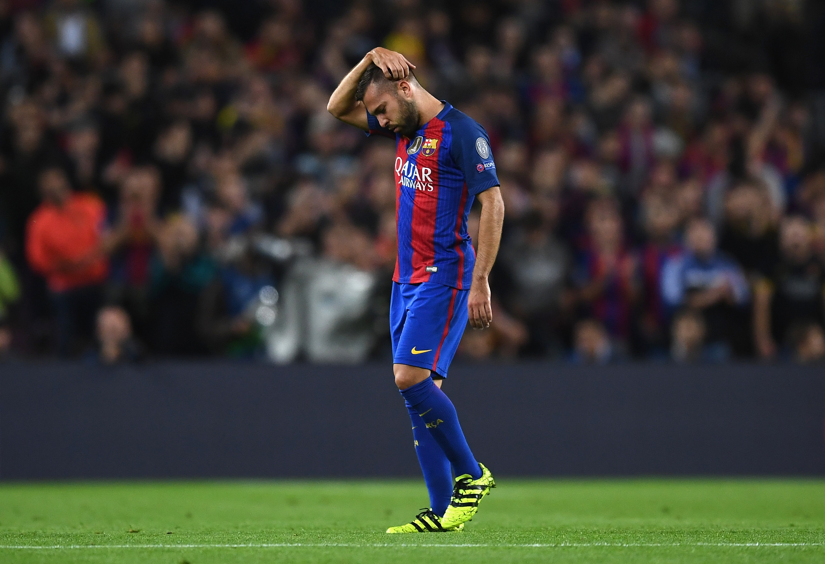 BARCELONA, SPAIN - OCTOBER 19: Jordi Alba of Barcelona leaves the pitch due to an injury during the UEFA Champions League group C match between FC Barcelona and Manchester City FC at Camp Nou on October 19, 2016 in Barcelona, Spain.  (Photo by David Ramos/Getty Images)