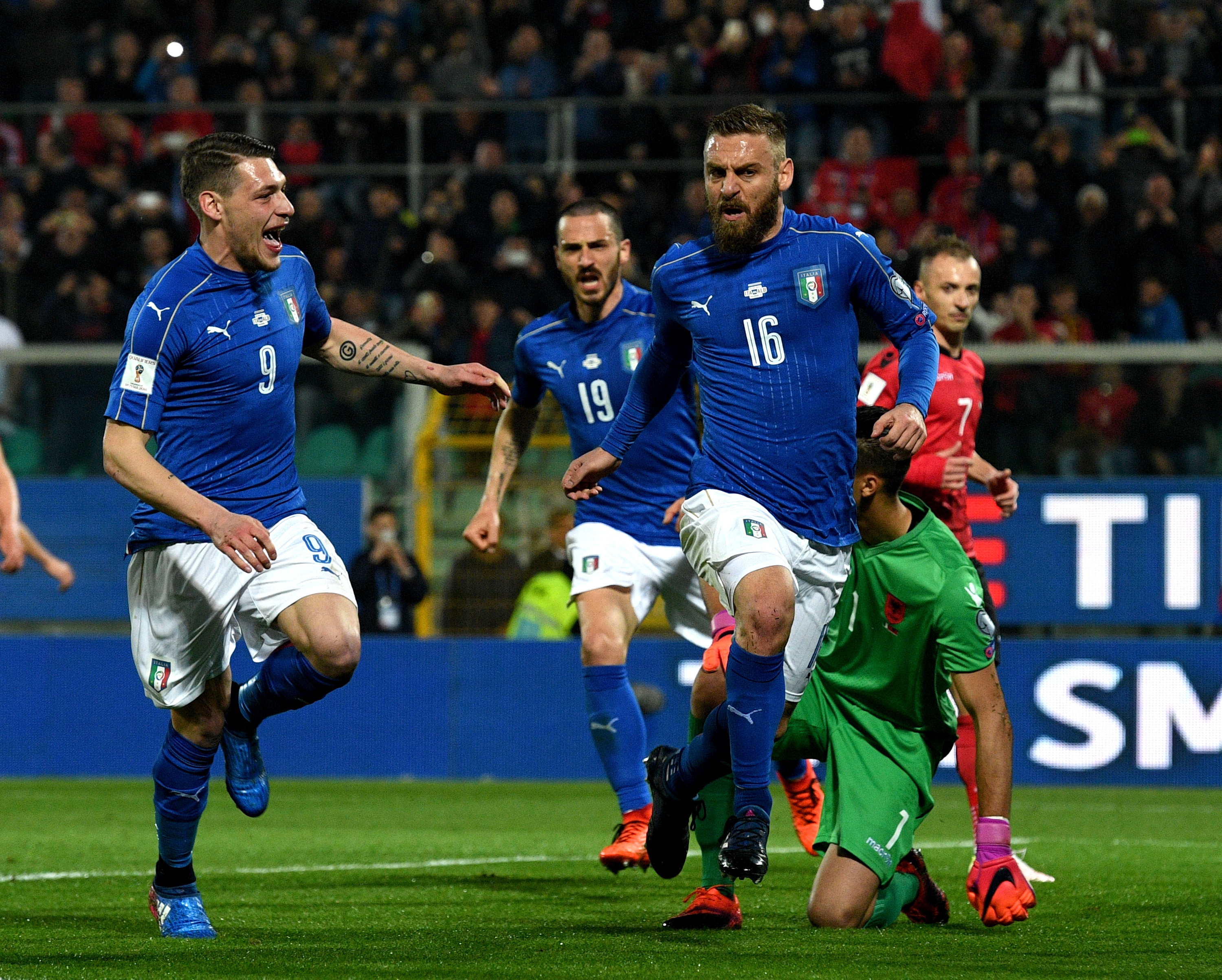 PALERMO, ITALY - MARCH 24:  Daniele De Rossi of Italy #16 celebrates after scoring the opening goal during the FIFA 2018 World Cup Qualifier between Italy and Albania at Stadio Renzo Barbera on March 24, 2017 in Palermo, .  (Photo by Claudio Villa/Getty Images)