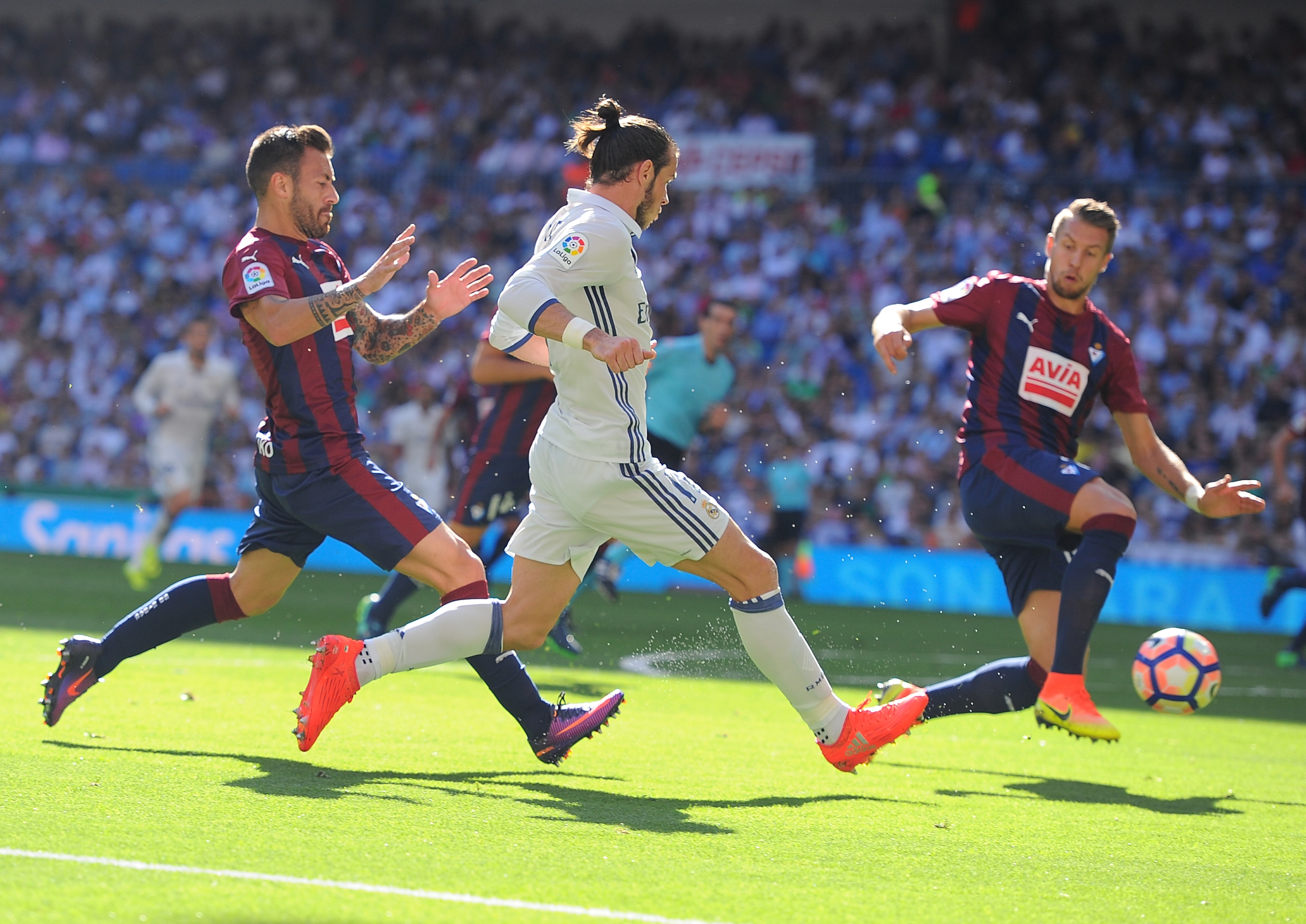 MADRID, SPAIN - OCTOBER 02:  Gareth Bale of Real Madrid beats Antonio Luna of SD Eibar in action during the La Liga Match between Real Madrid CF and SD Eibar at estadio Santiago Bernabeu on October 2, 2016 in Madrid, Spain.  (Photo by Denis Doyle/Getty Images)