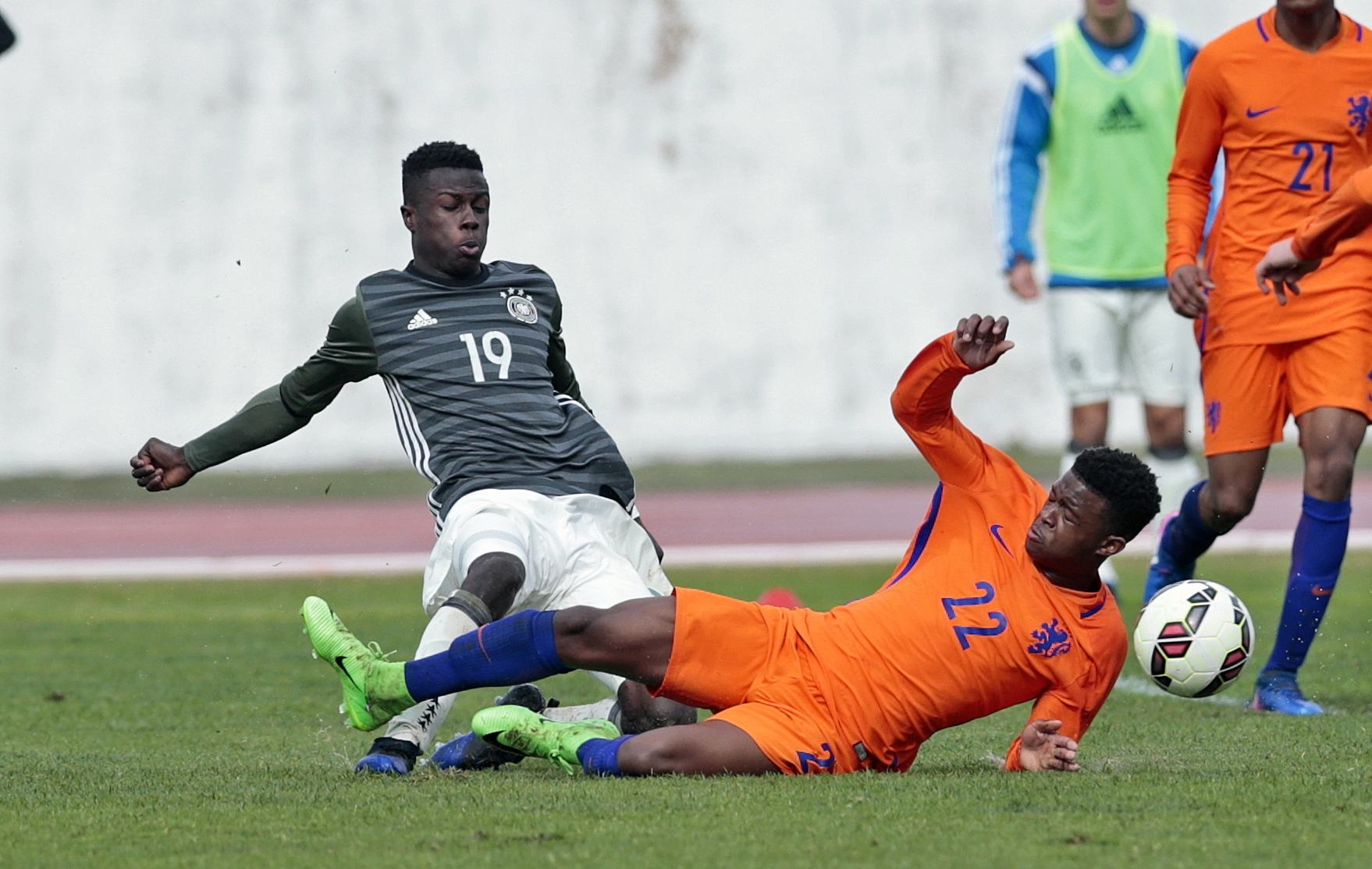 LAGOS, PORTUGAL - FEBRUARY 10: Daniel Owusu (L) of Germany U17 challenges Daishawn Redan (R) of Netherlands U17 during the Algarve International Tournament U17 Match between Netherlands U17 and Germany U17 on February 10, 2017 in Lagos, Portugal. (Photo by Ricardo Nascimento/Getty Images)