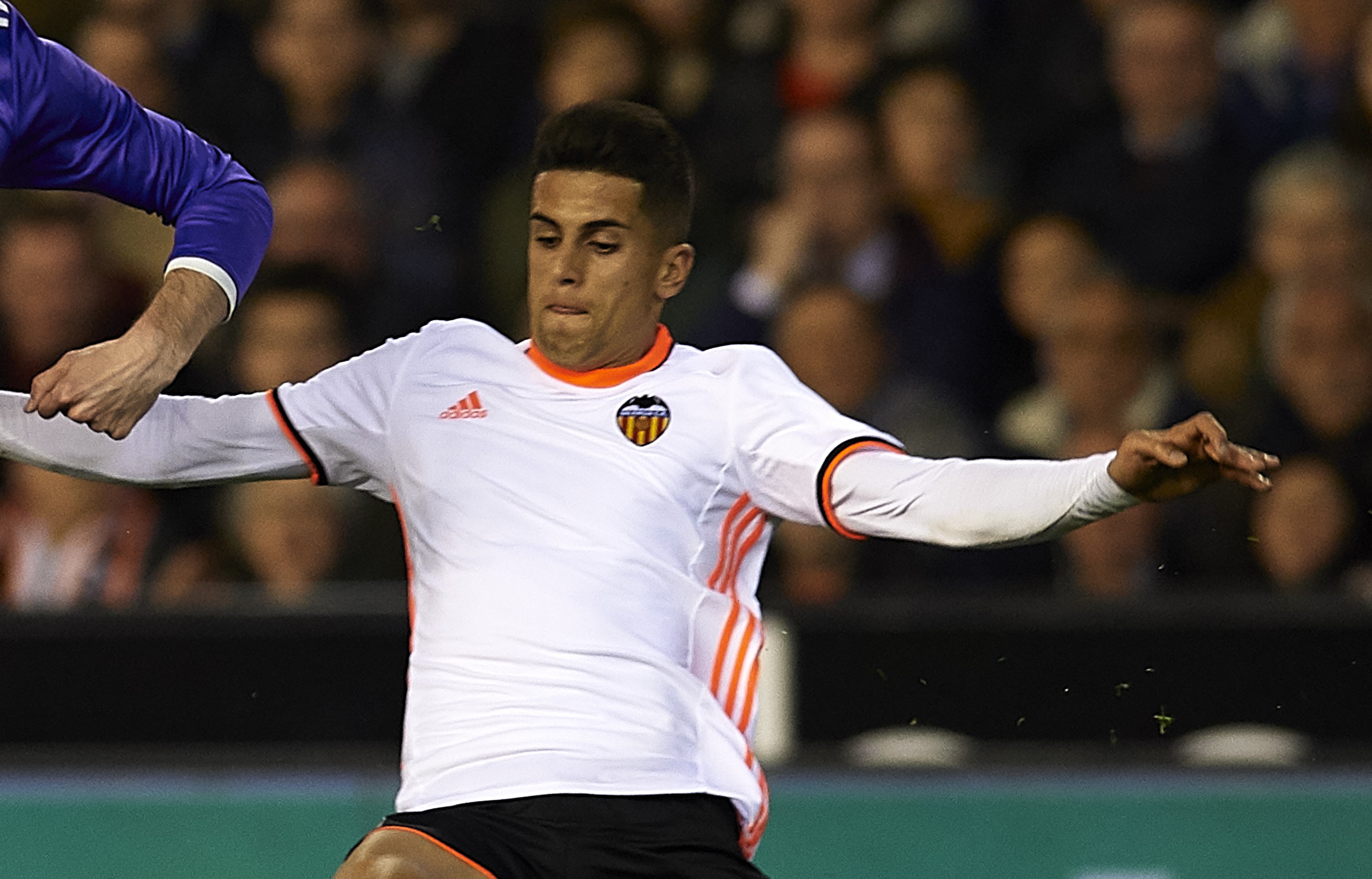 VALENCIA, SPAIN - FEBRUARY 22:  Gareth Bale (L) of Real Madrid is tackled by Joao Cancelo of Valencia during the La Liga match between Valencia CF and Real Madrid at Mestalla Stadium on February 22, 2017 in Valencia, Spain.  (Photo by Manuel Queimadelos Alonso/Getty Images)