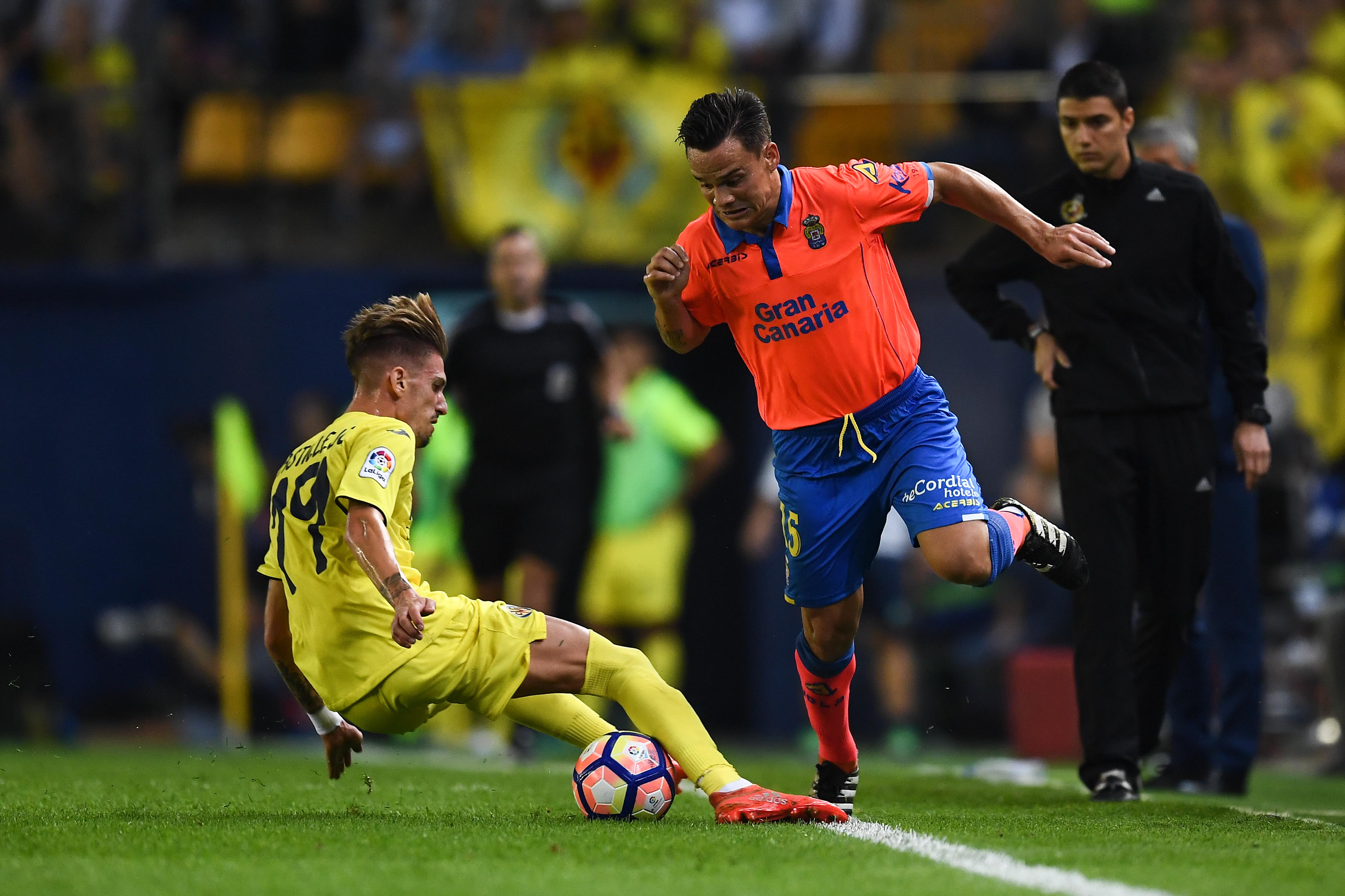 VILLARREAL, SPAIN - OCTOBER 23:  Roque Mesa (R) of UD Las Palmas competes for the ball with Samu Castillejo of Villarreal CF during the La Liga match between Villarreal CF and UD Las Palmas at El Madrigal stadium on October 23, 2016 in Villarreal, Spain.  (Photo by David Ramos/Getty Images)