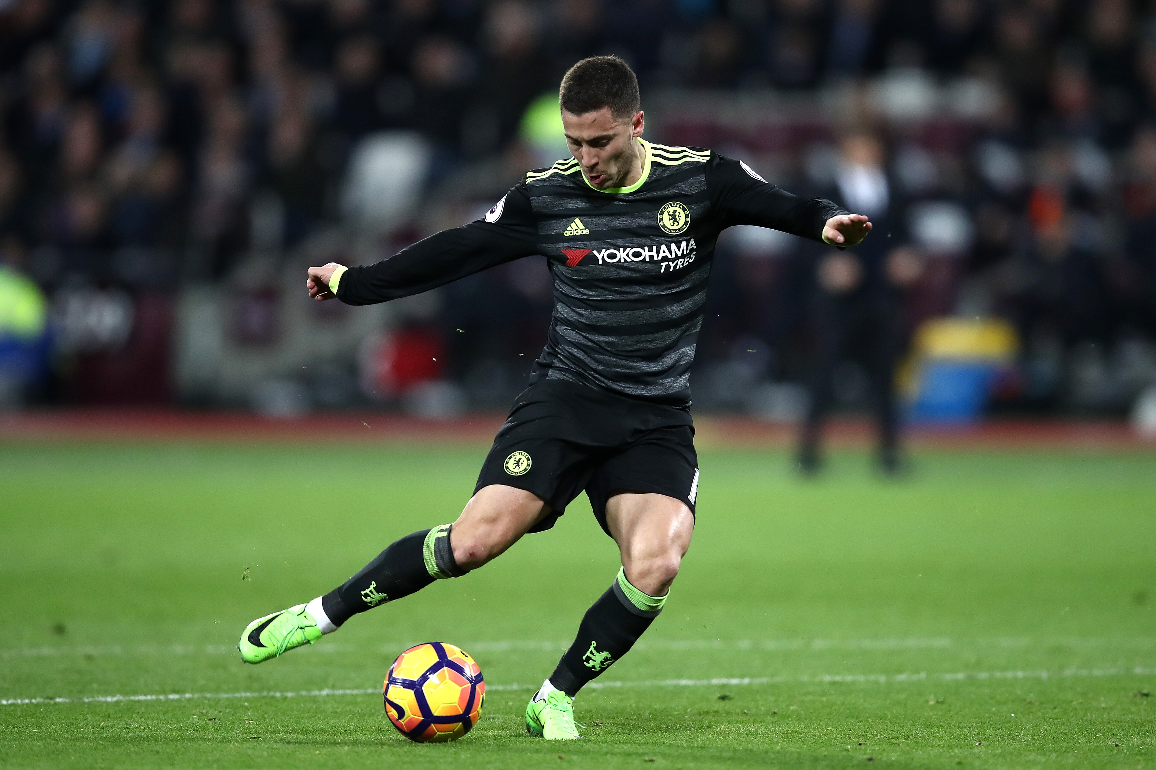 STRATFORD, ENGLAND - MARCH 06:  Eden Hazard of Chelsea scores his side first goal during the Premier League match between West Ham United and Chelsea at London Stadium on March 6, 2017 in Stratford, England.  (Photo by Julian Finney/Getty Images)