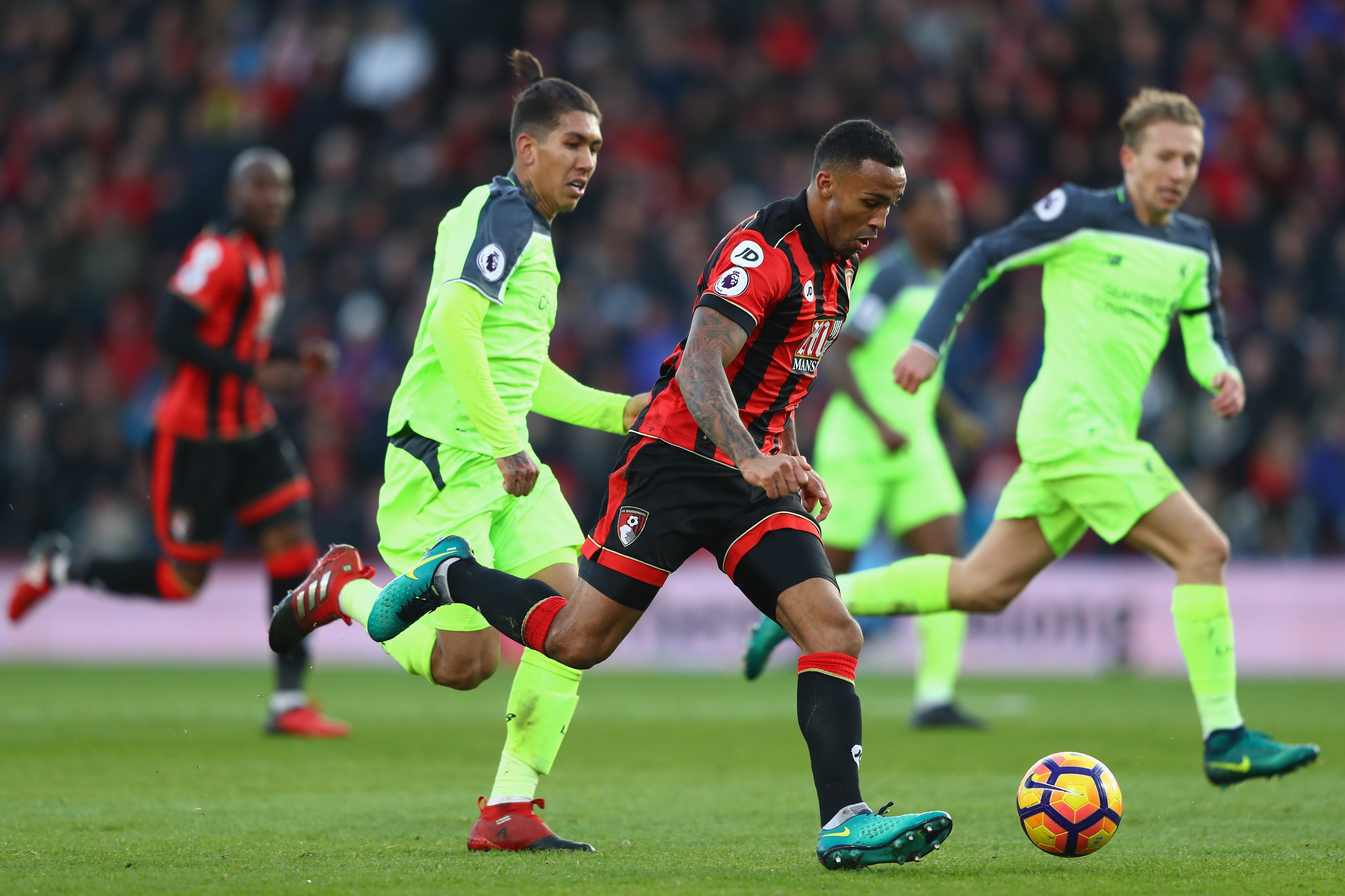 BOURNEMOUTH, ENGLAND - DECEMBER 04:  Callum Wilson of Bournemouth is tracked by Roberto Firmino of Liverpool during the Premier League match between AFC Bournemouth and Liverpool at the Vitality Stadium on December 4, 2016 in Bournemouth, England.  (Photo by Michael Steele/Getty Images)