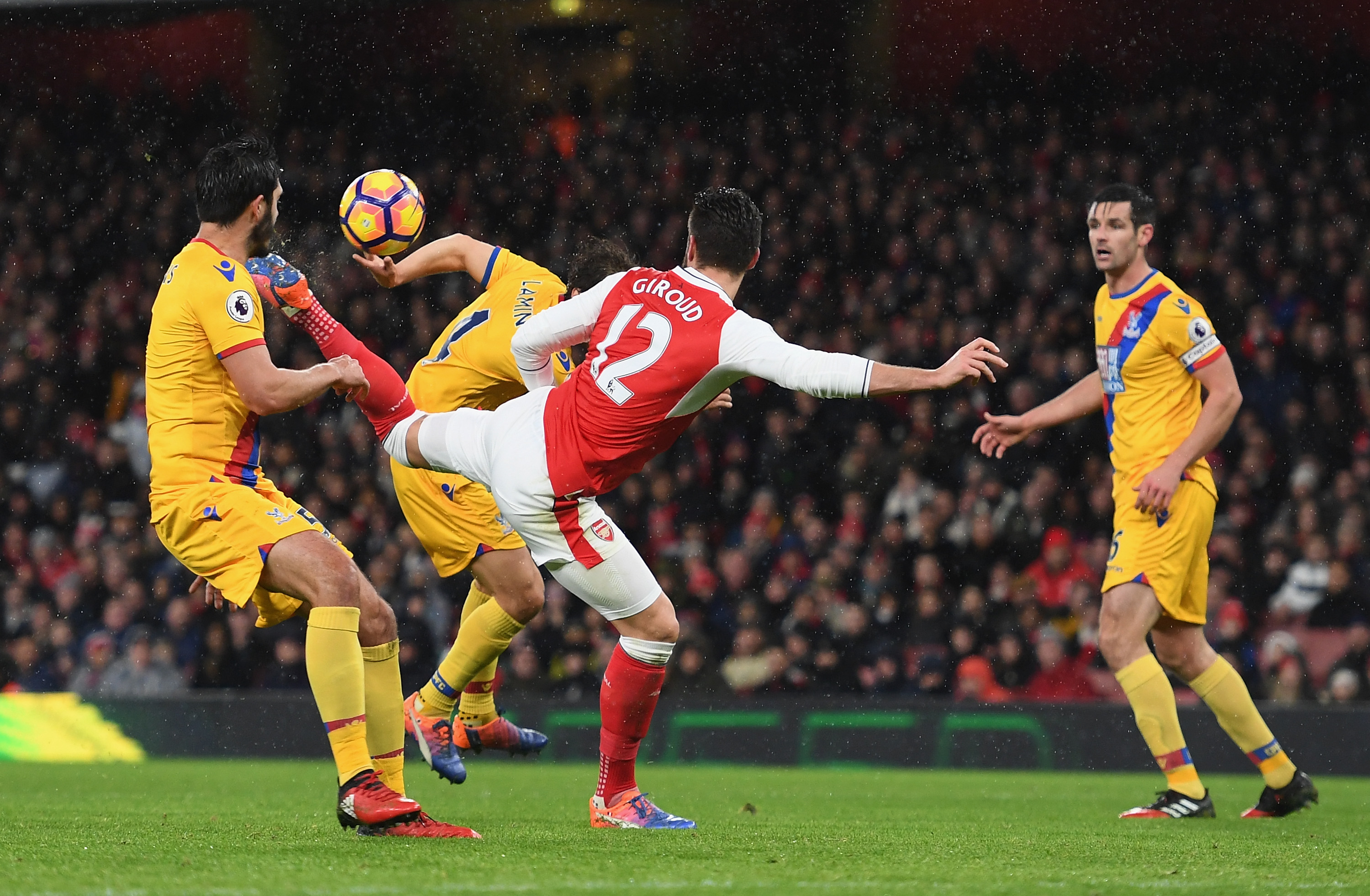 LONDON, ENGLAND - JANUARY 01:  Olivier Giroud of Arsenal scores the opening goal during the Premier League match between Arsenal and Crystal Palace at Emirates Stadium on January 1, 2017 in London, England.  (Photo by Shaun Botterill/Getty Images)
