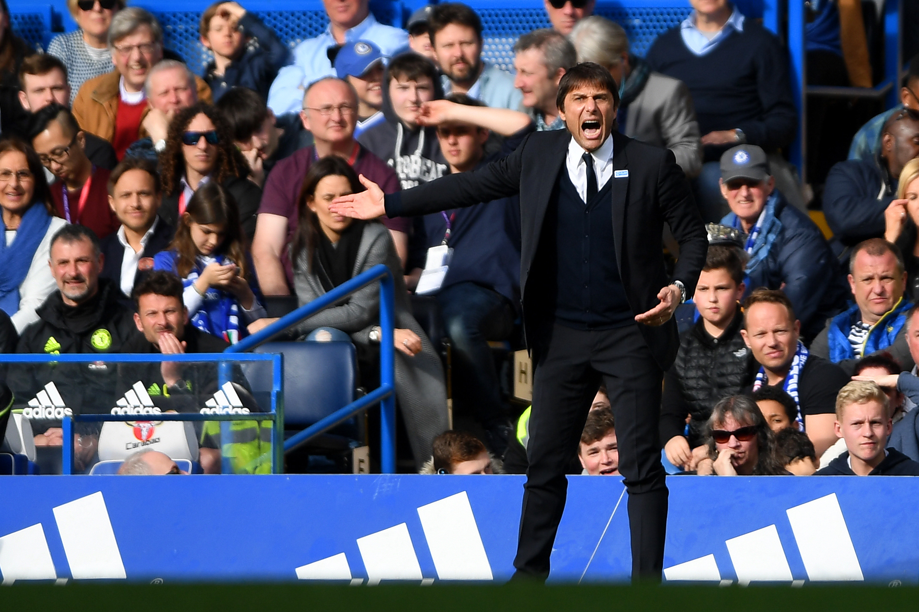 LONDON, ENGLAND - APRIL 01: Antonio Conte, Manager of Chelsea reacts during the Premier League match between Chelsea and Crystal Palace at Stamford Bridge on April 1, 2017 in London, England.  (Photo by Mike Hewitt/Getty Images)
