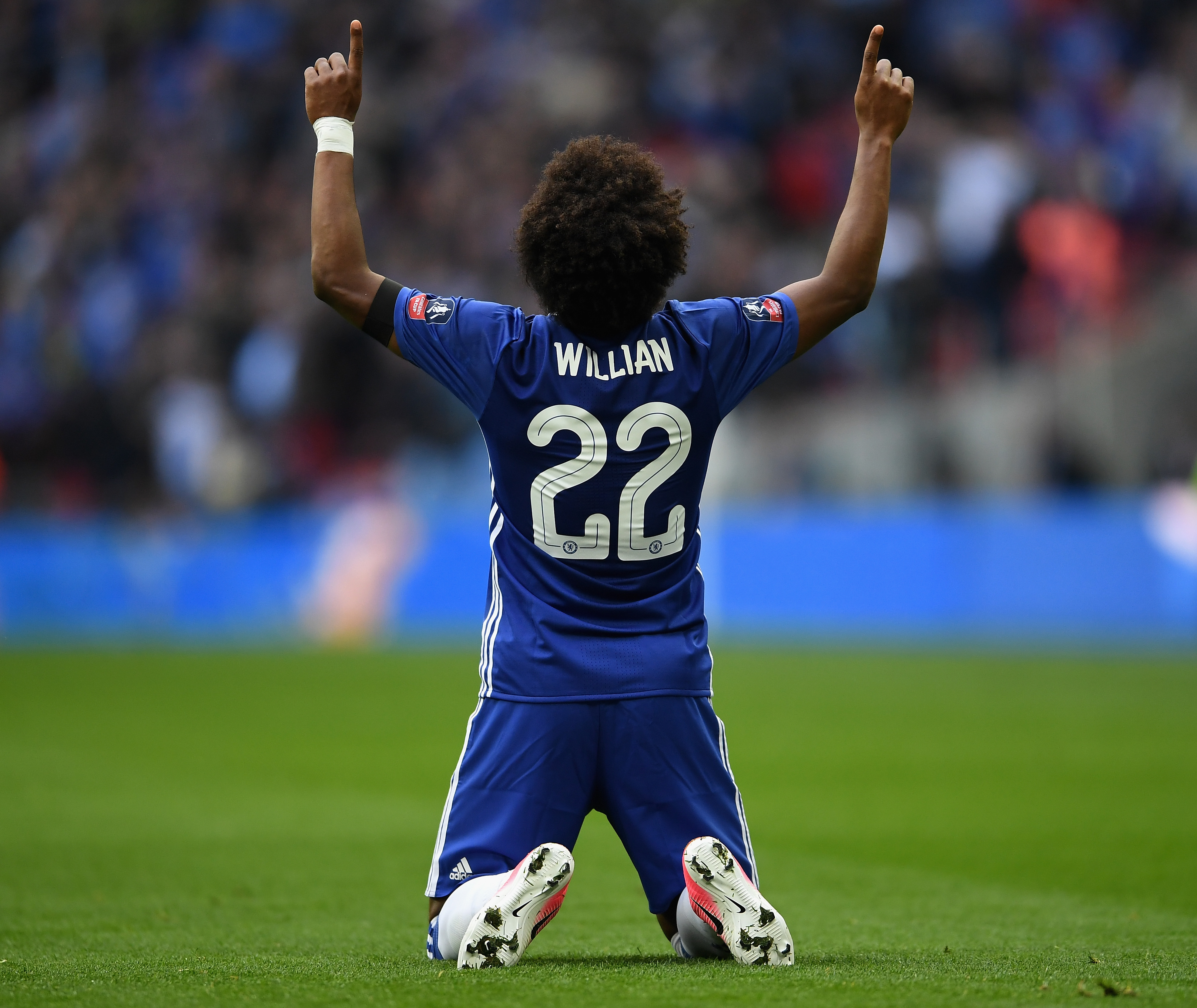 LONDON, ENGLAND - APRIL 22:  Willian of Chelsea celebrates after he  scores his sides second goal  during The Emirates FA Cup Semi-Final between Chelsea and Tottenham Hotspur at Wembley Stadium on April 22, 2017 in London, England.  (Photo by Laurence Griffiths/Getty Images)