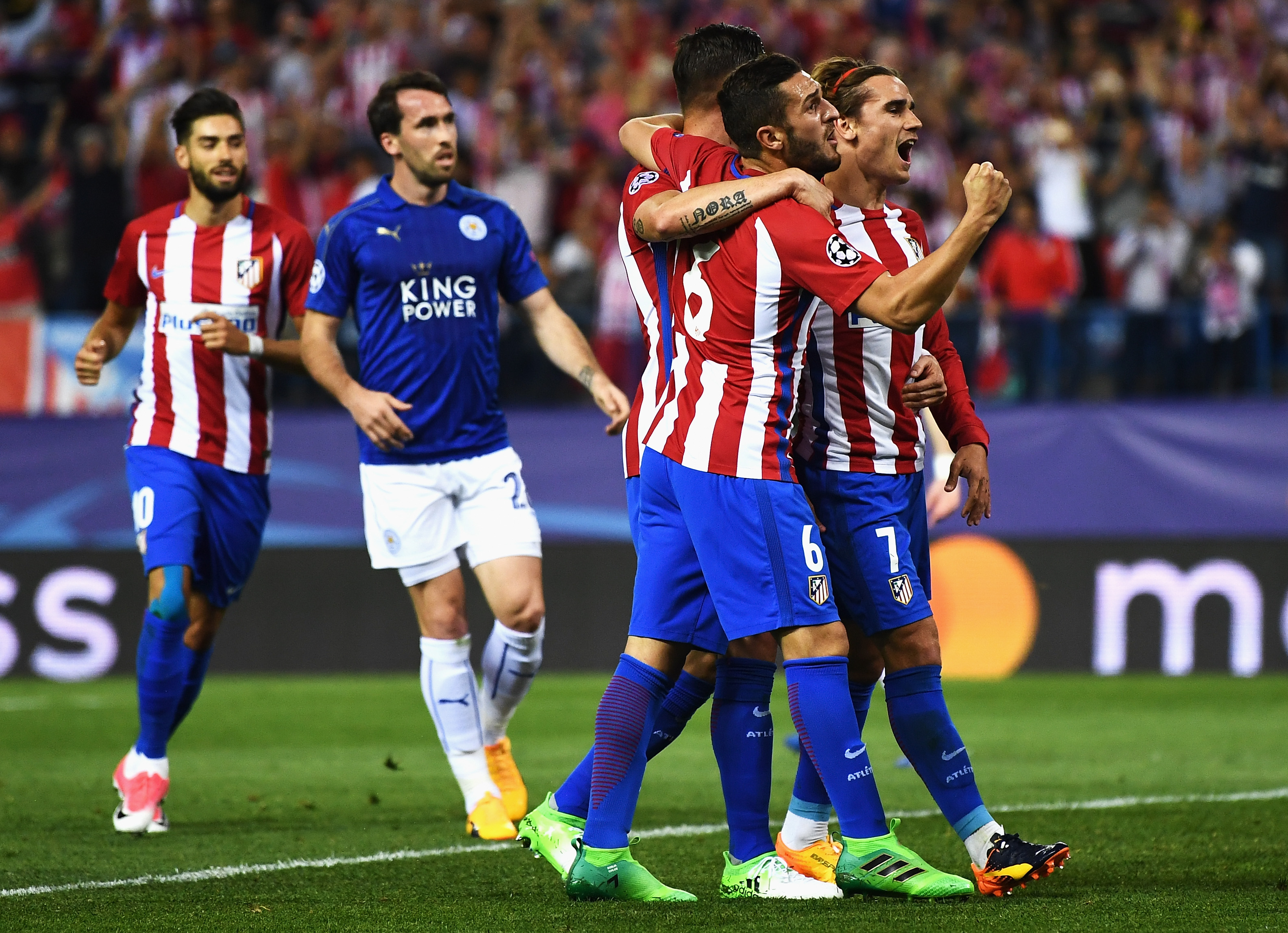 MADRID, SPAIN - APRIL 12:  Antoine Griezmann of Atletico Madrid celebrates with team mates after scoring his team's first goal of the game from the penalty spot during the UEFA Champions League Quarter Final first leg match between Club Atletico de Madrid and Leicester City at Vicente Calderon Stadium on April 12, 2017 in Madrid, Spain.  (Photo by David Ramos/Getty Images)