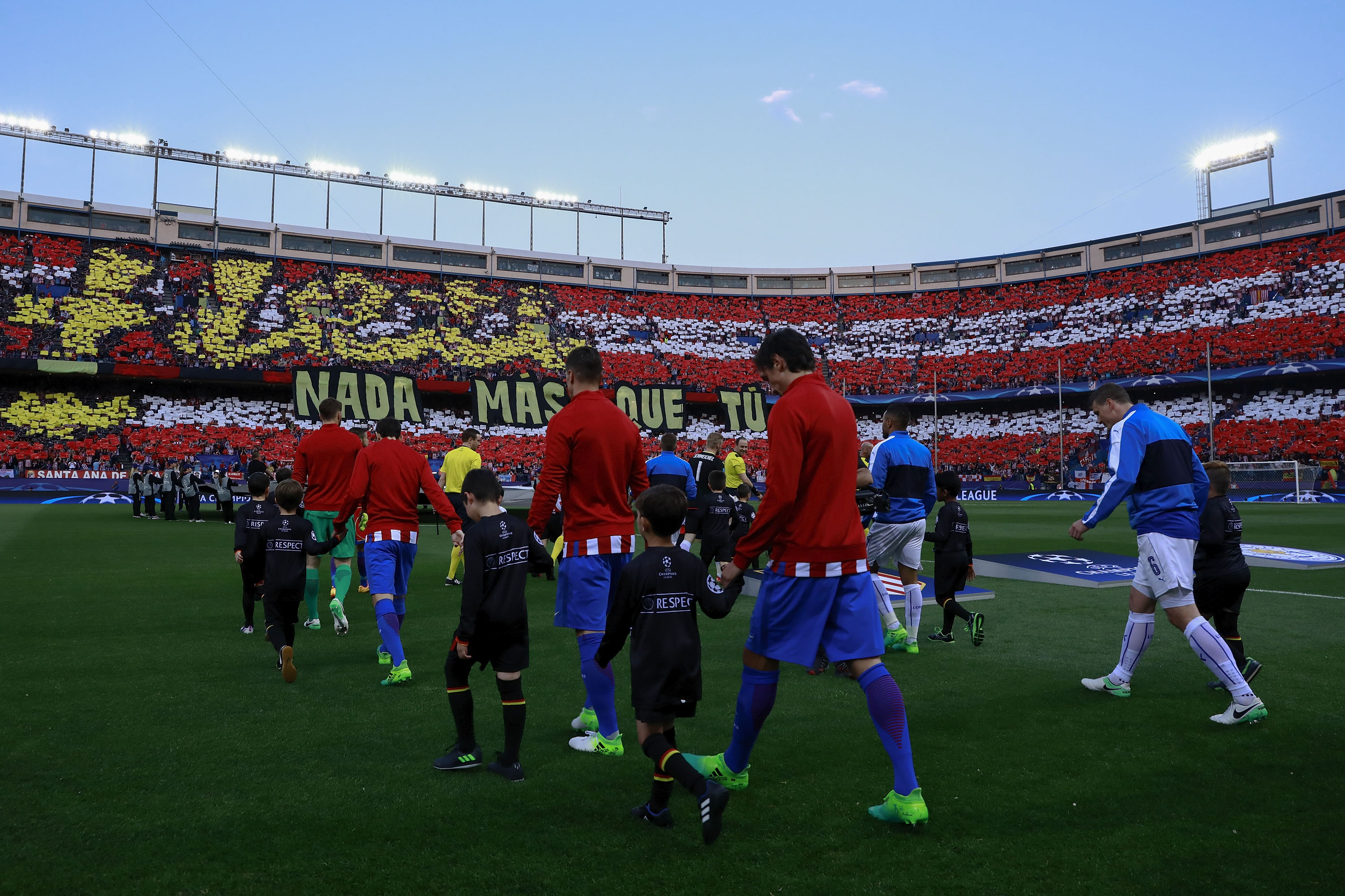 MADRID, SPAIN - APRIL 12: Atletico de Madrid (L) and Leicester City FC  (R) players entesr to the pitch prior to start  the UEFA Champions League Quarter Final first leg match between Club Atletico de Madrid and Leicester City at Vicente Calderon Stadium on April 12, 2017 in Madrid, Spain.  (Photo by Gonzalo Arroyo Moreno/Getty Images)