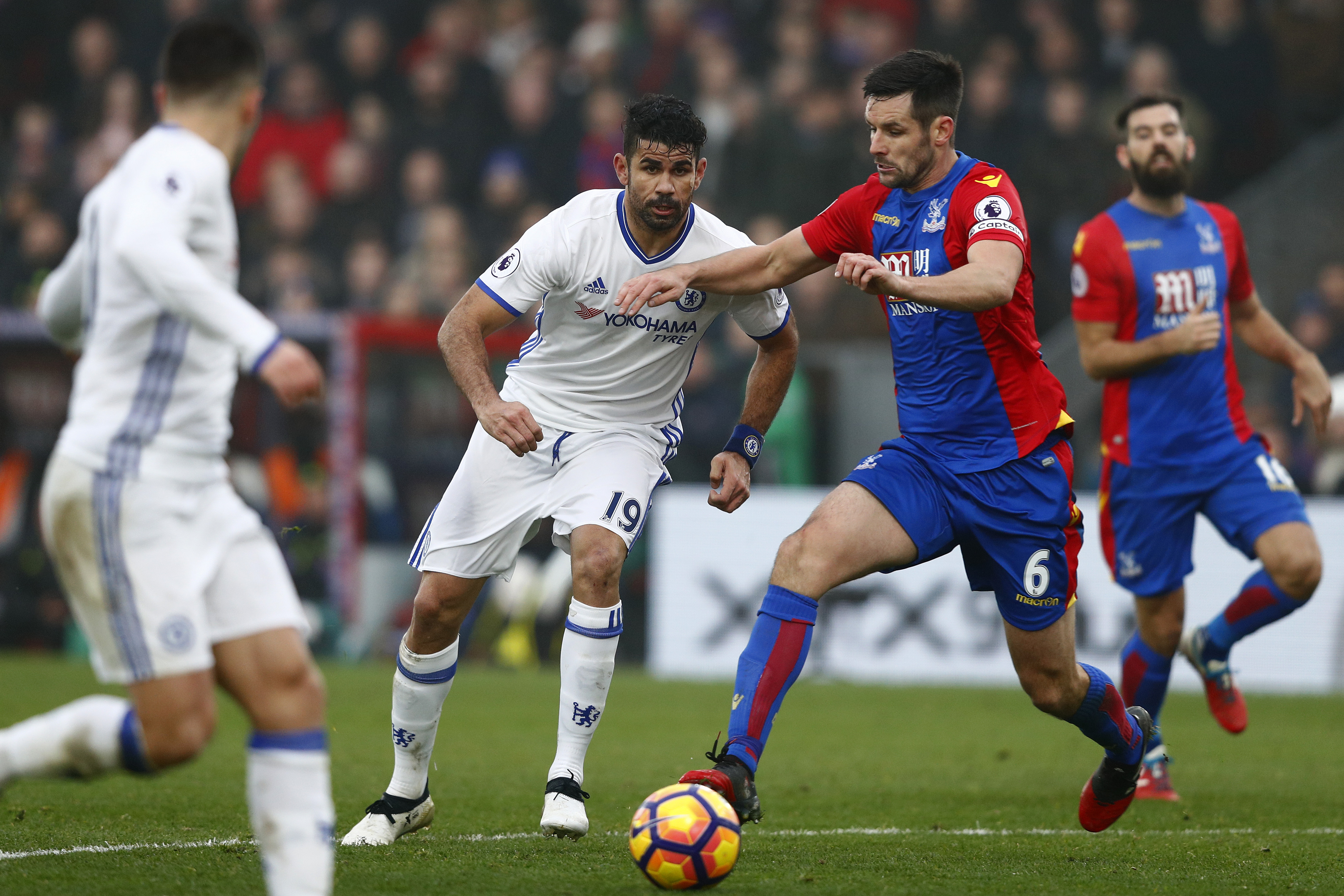 Chelsea's Brazilian-born Spanish striker Diego Costa (C) vies with Crystal Palace's English defender Scott Dann during the English Premier League football match between Crystal Palace and Chelsea at Selhurst Park in south London on December 17, 2016. / AFP / Adrian DENNIS / RESTRICTED TO EDITORIAL USE. No use with unauthorized audio, video, data, fixture lists, club/league logos or 'live' services. Online in-match use limited to 75 images, no video emulation. No use in betting, games or single club/league/player publications.  /         (Photo credit should read ADRIAN DENNIS/AFP/Getty Images)