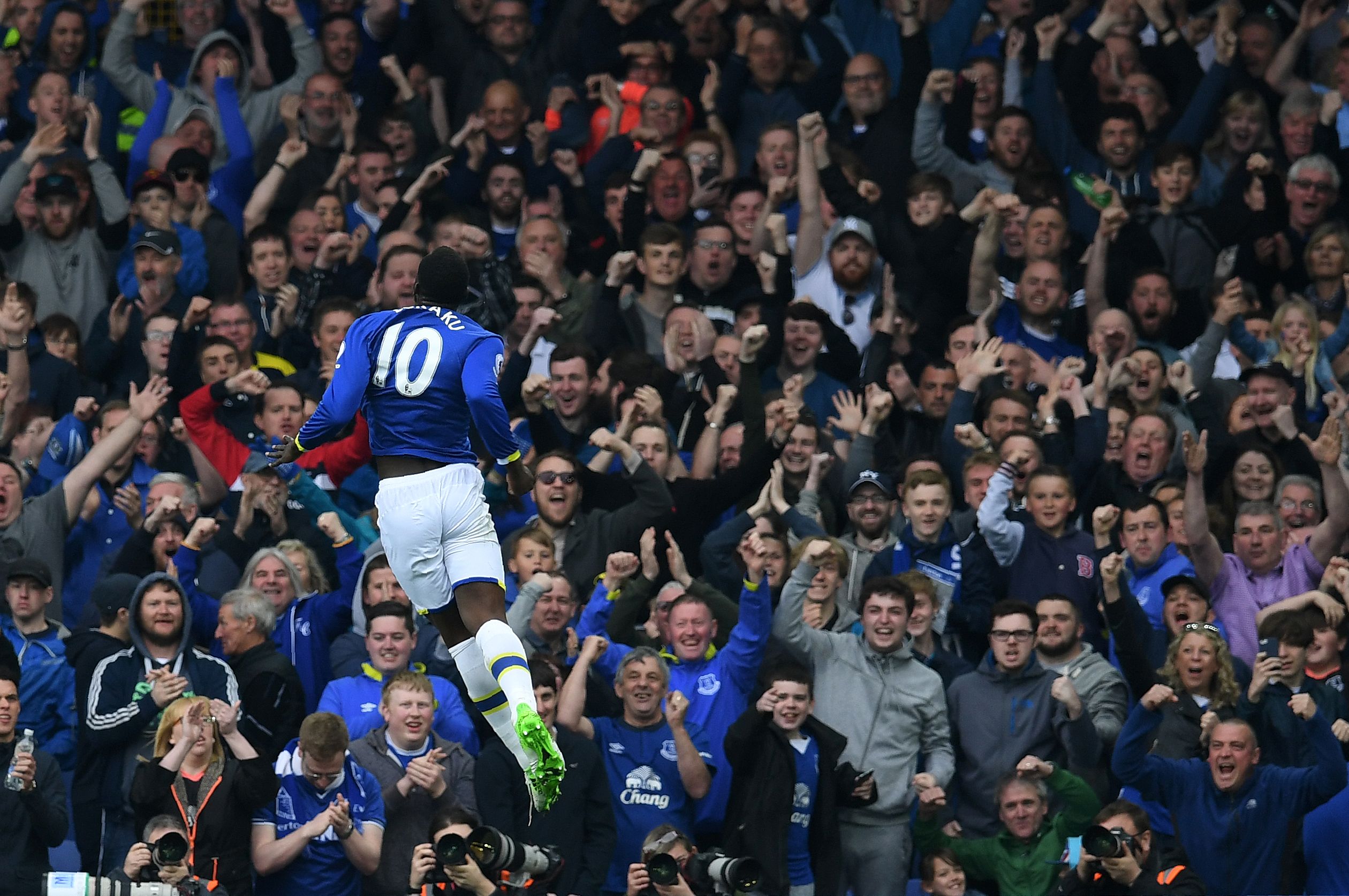 Everton's Belgian striker Romelu Lukaku celebrates scoring his team's fourth goal during the English Premier League football match between Everton and Leicester City at Goodison Park in Liverpool, north west England on April 9, 2017. / AFP PHOTO / Paul ELLIS / RESTRICTED TO EDITORIAL USE. No use with unauthorized audio, video, data, fixture lists, club/league logos or 'live' services. Online in-match use limited to 75 images, no video emulation. No use in betting, games or single club/league/player publications.  /         (Photo credit should read PAUL ELLIS/AFP/Getty Images)