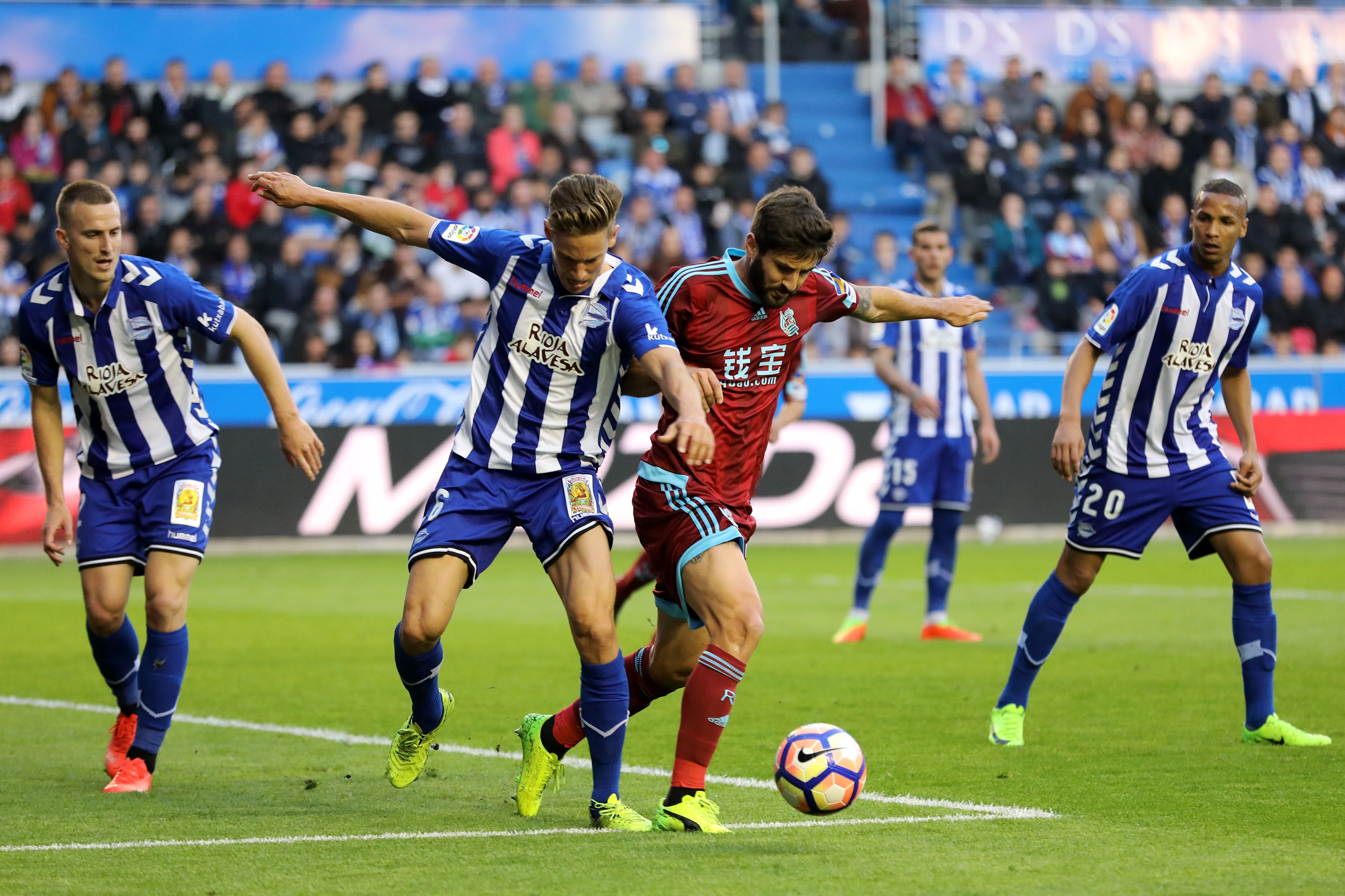 Deportivo Alaves' midfielder Marcos Llorente (CL) vies with Real Sociedad's defender Raul Navas (CR) during the Spanish league football match Deportivo Alaves vs Real Sociedad at the Mendizorroza stadium in Vitoria on March 18, 2017. / AFP PHOTO / CESAR MANSO        (Photo credit should read CESAR MANSO/AFP/Getty Images)